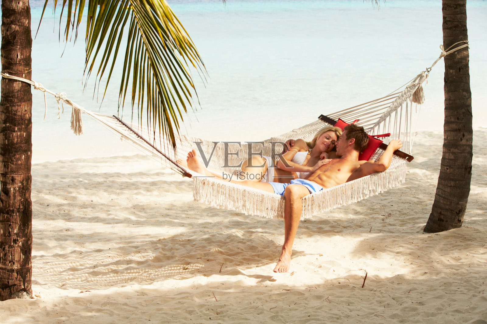 浪漫的情侣在沙滩吊床上放松照片摄影图片