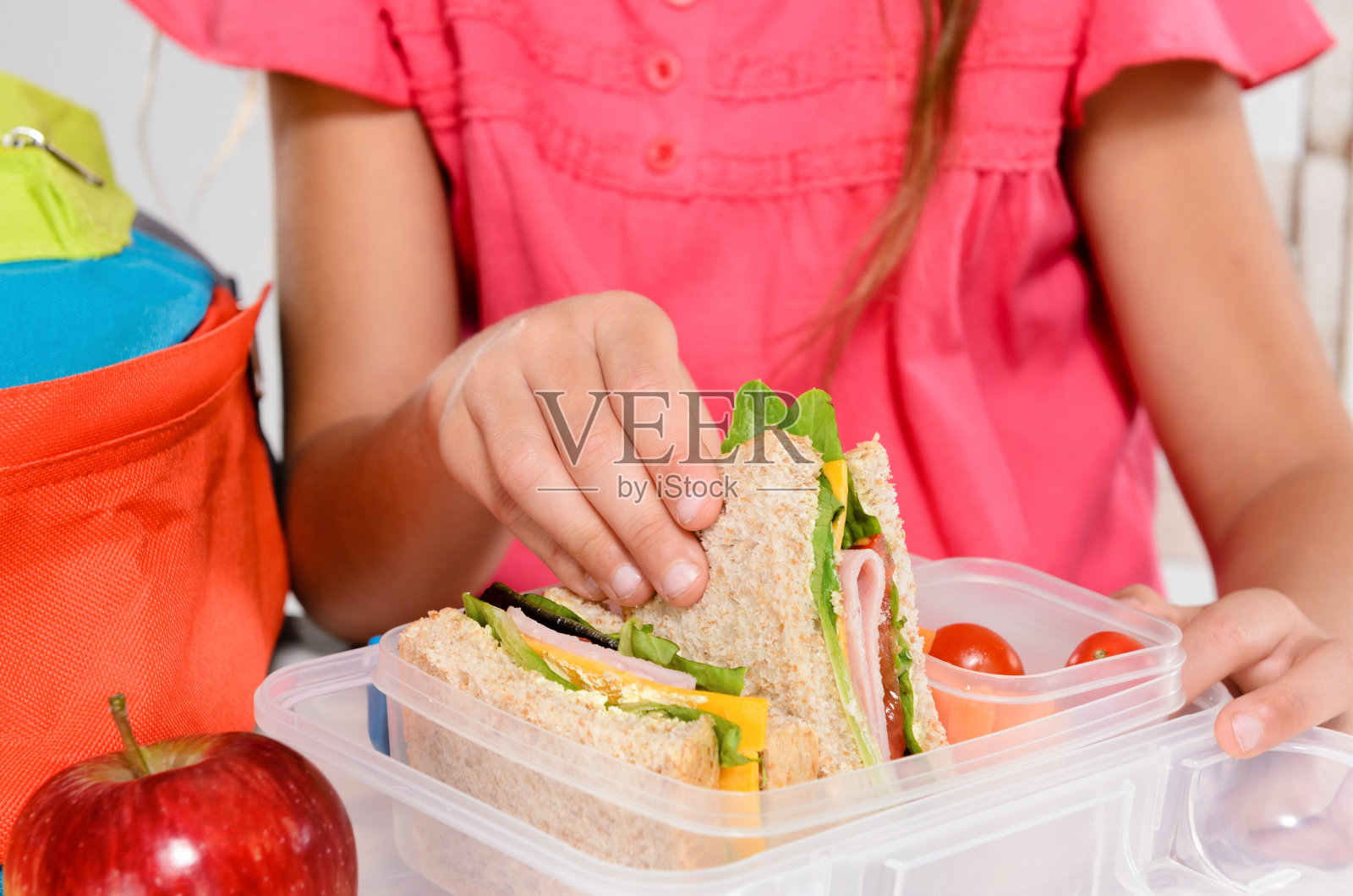 孩子从午餐盒中取出全麦三明治照片摄影图片