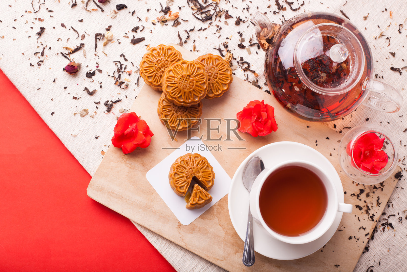 传统的月饼和茶杯放在桌子上。照片摄影图片