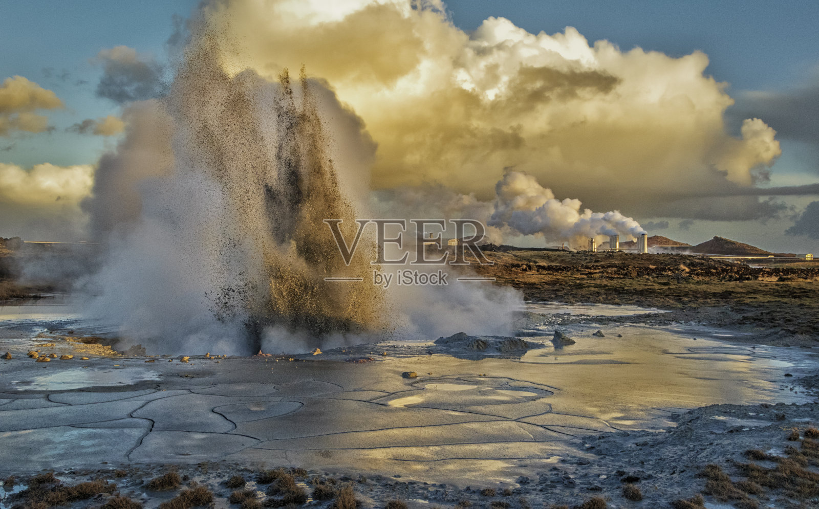 冰岛的泥浆间歇泉与地热发电厂背景照片摄影图片
