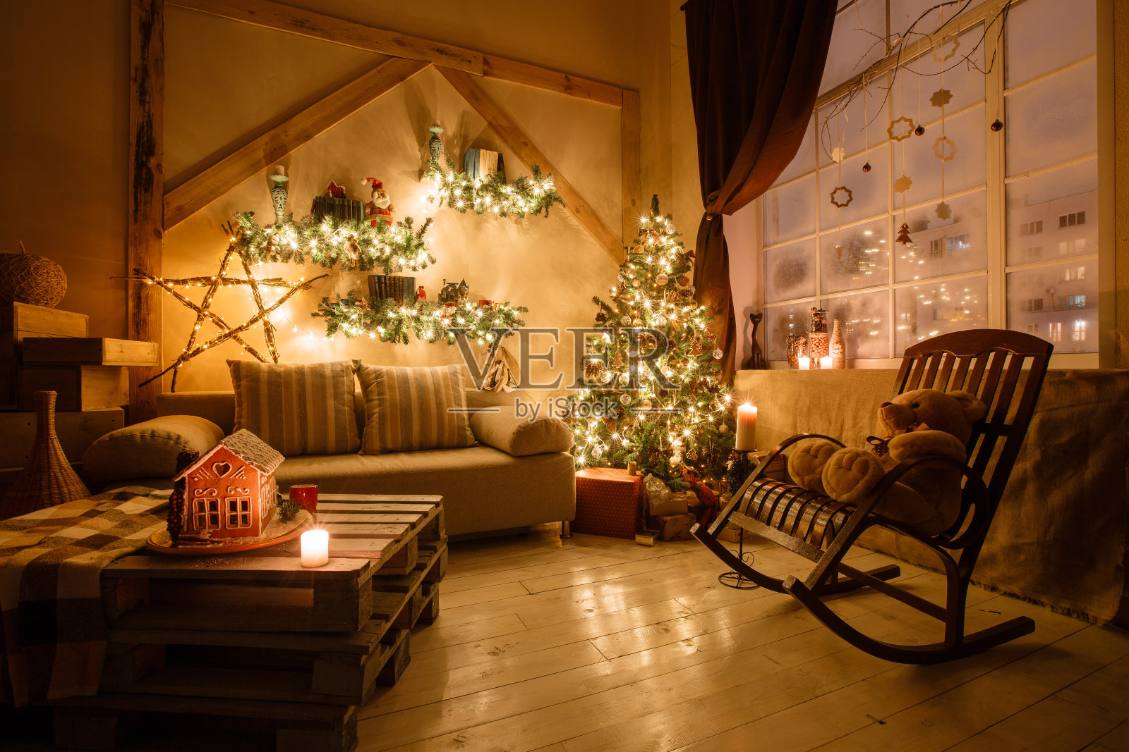宁静的室内现代家居客厅形象装饰了圣诞节照片摄影图片