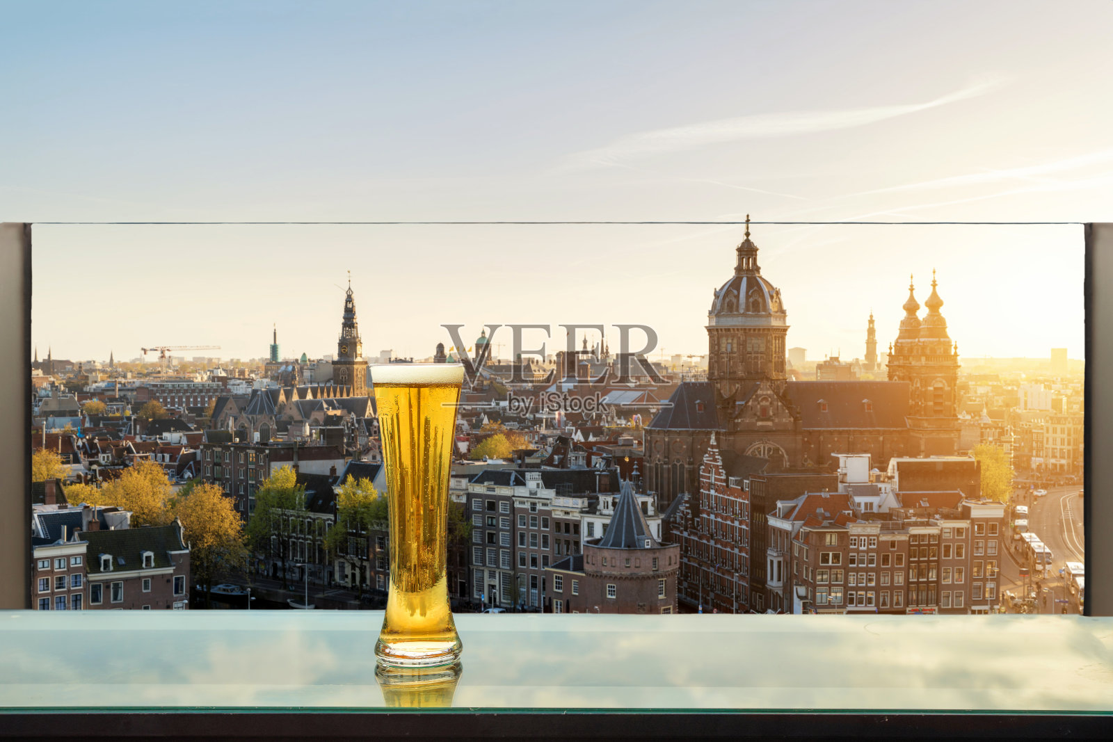 荷兰阿姆斯特丹屋顶酒吧桌上的啤酒。照片摄影图片