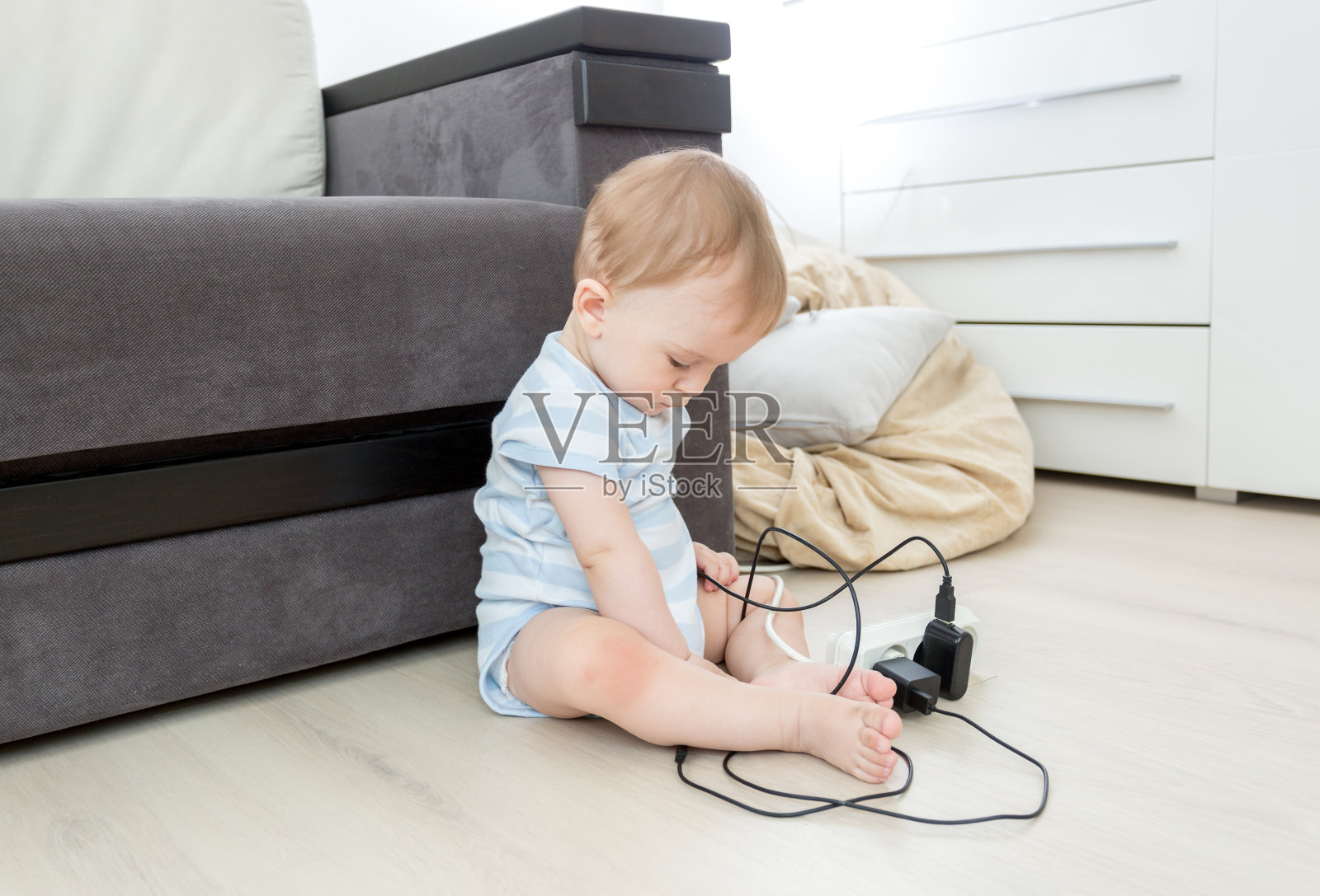 婴儿独自坐着玩电线照片摄影图片