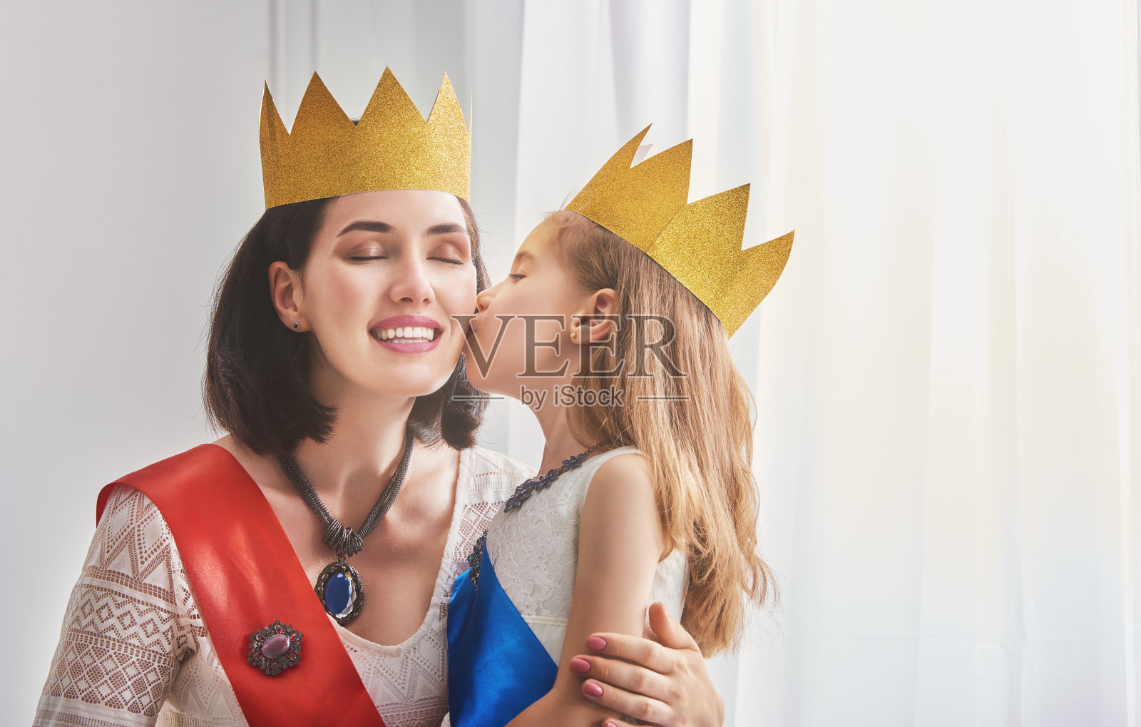 戴着金冠的王后和公主照片摄影图片