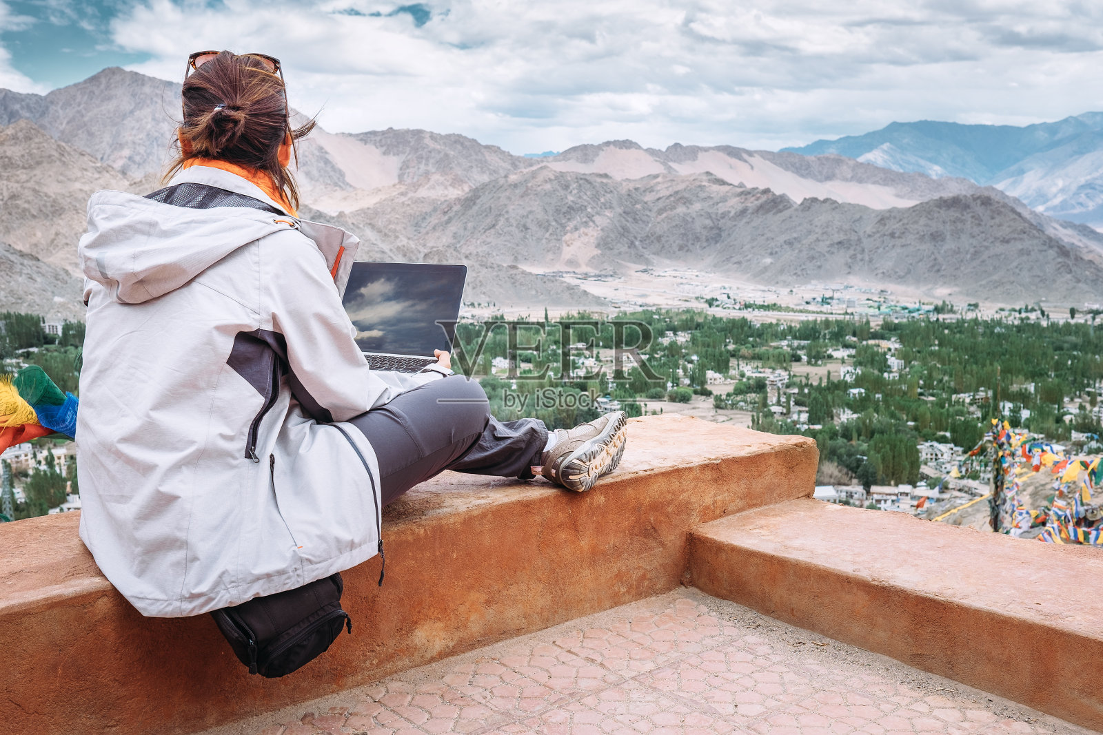 带着笔记本电脑的游客坐在山谷的顶视图上照片摄影图片