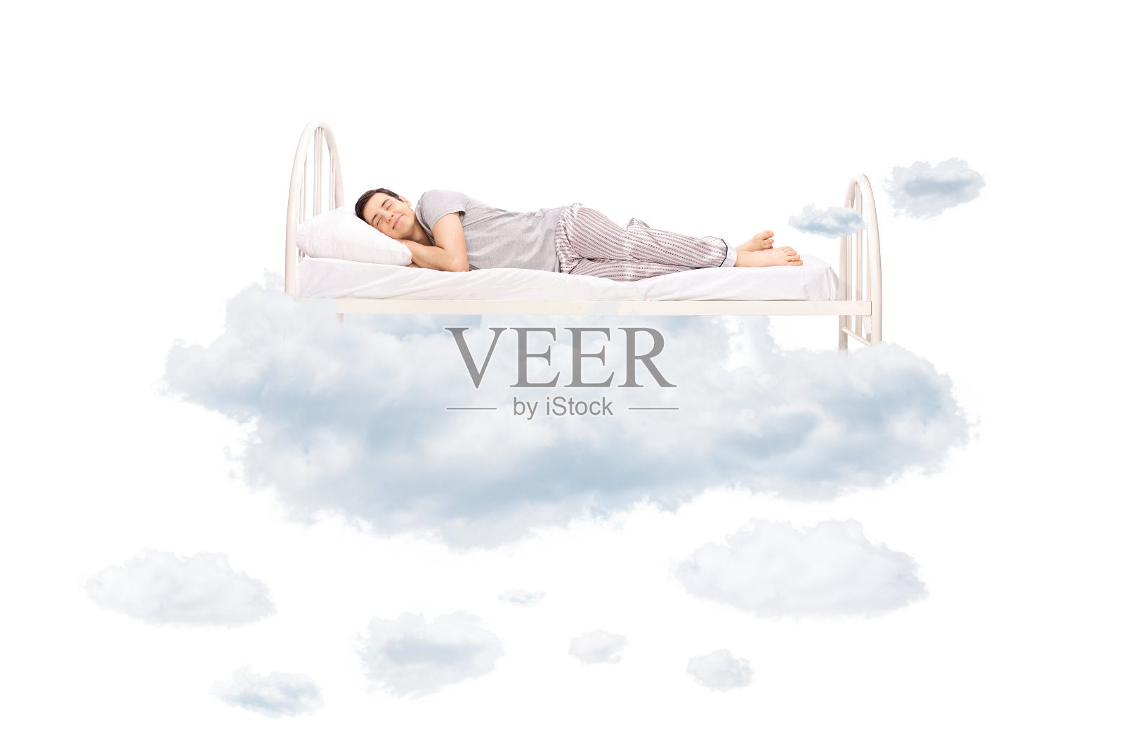 一个年轻人在云中舒适的床上睡觉照片摄影图片