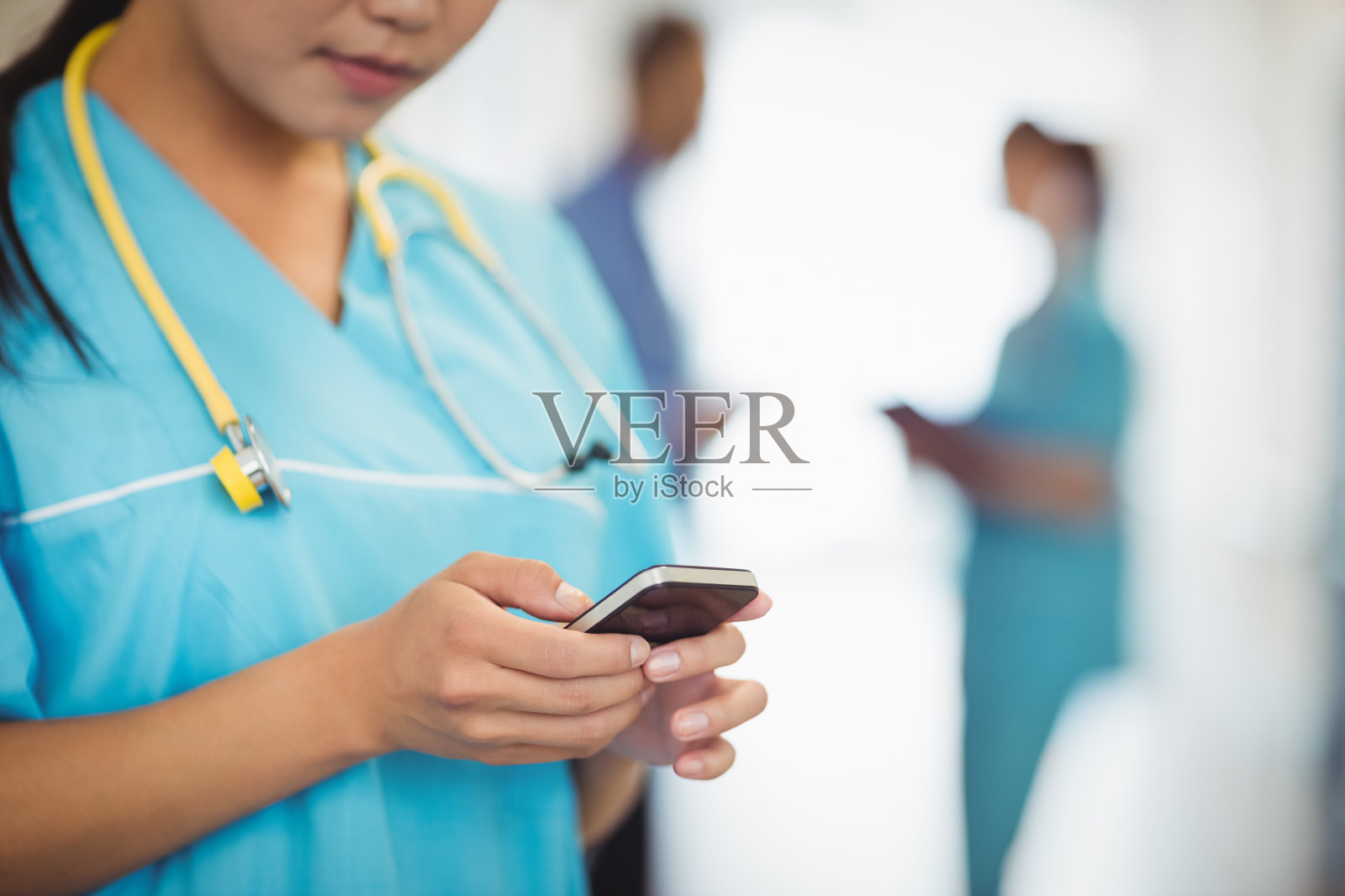 中段护士用手机发短信照片摄影图片
