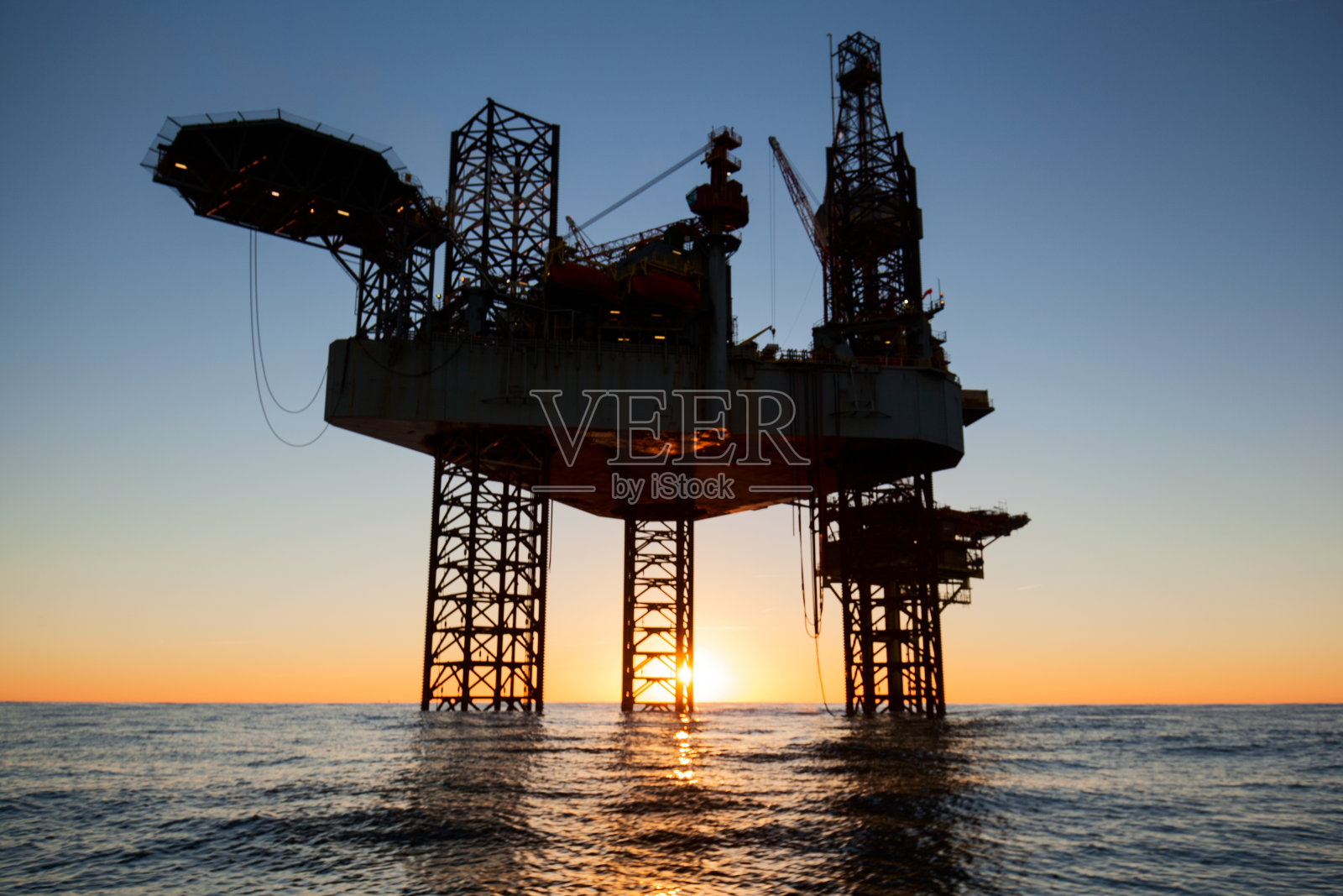 一个近海石油钻井平台的剪影照片摄影图片