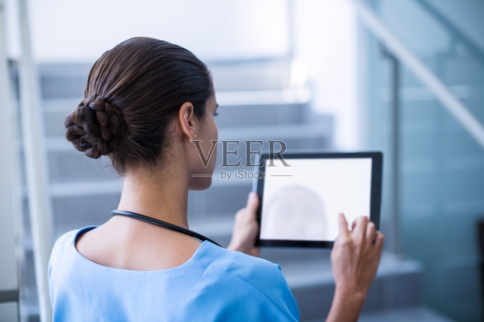 女性外科医生使用数码平板电脑照片摄影图片