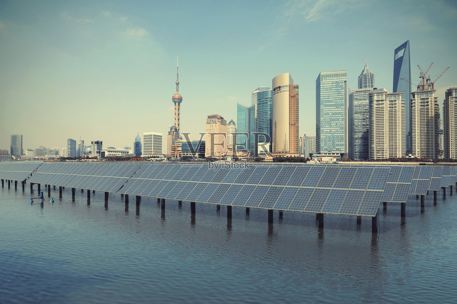 上海外滩天际线地标生态能源太阳能电池板照片摄影图片