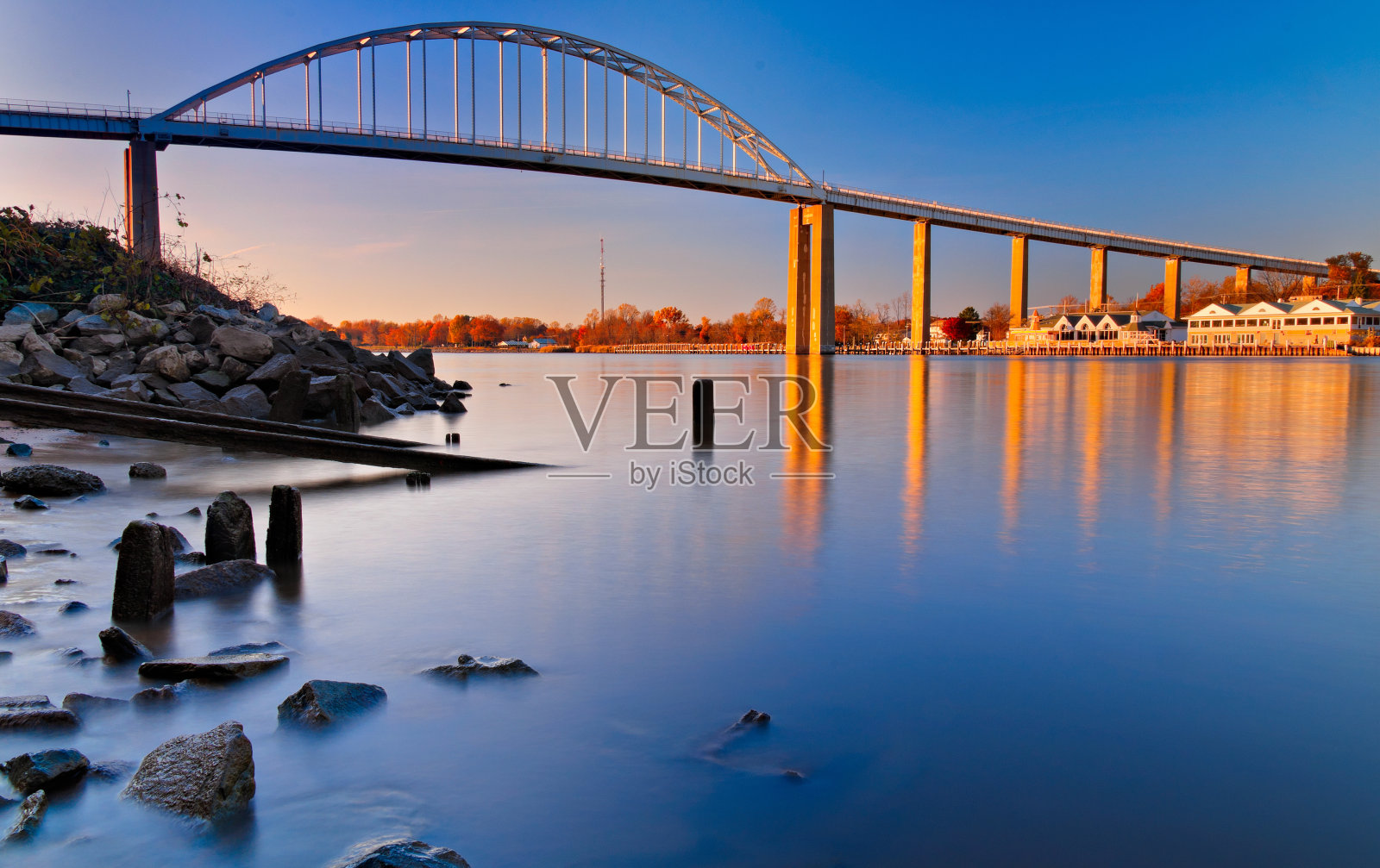马里兰州切萨皮克市运河上的桥。照片摄影图片