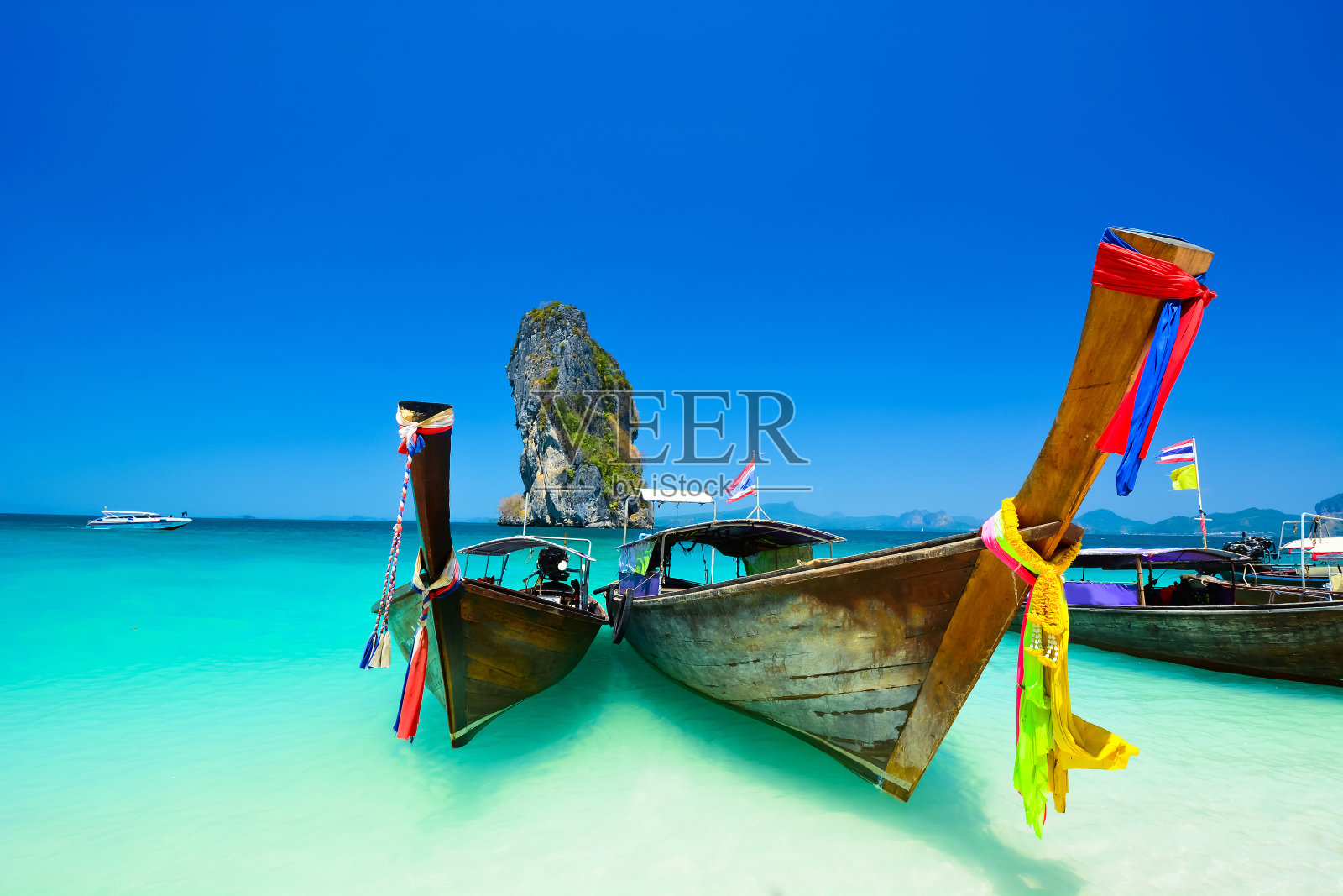 泰国海洋景观与传统的游船出租照片摄影图片