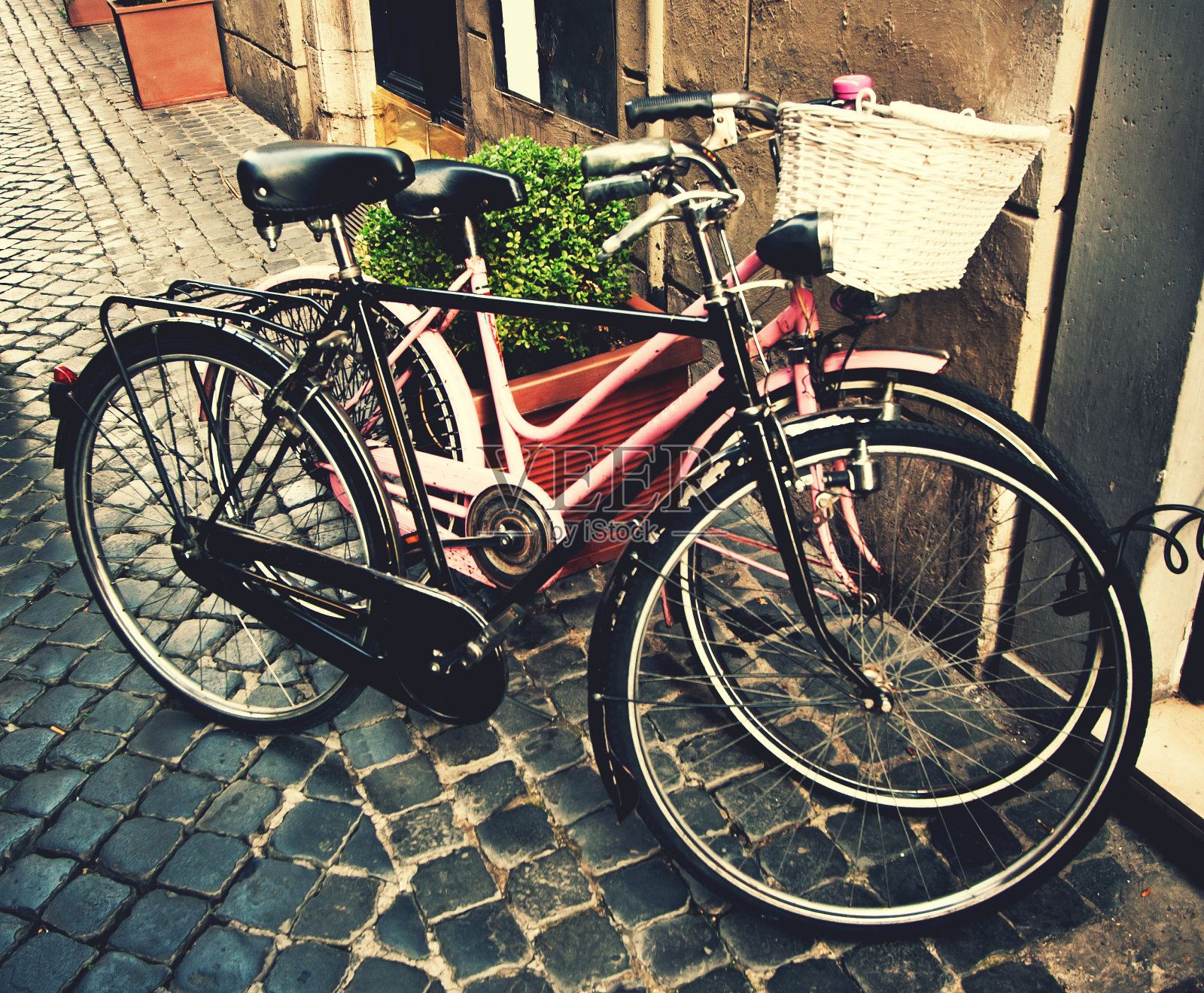 两辆经典复古城市自行车照片摄影图片