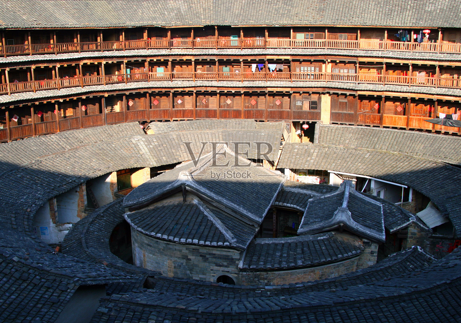 中国福建省永定——2009年10月23日:圆形土楼(“土楼”)的内部，是客家人传统的公共住所照片摄影图片