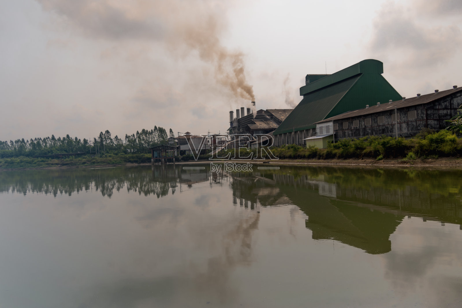 工厂和废水排放环境污染照片摄影图片