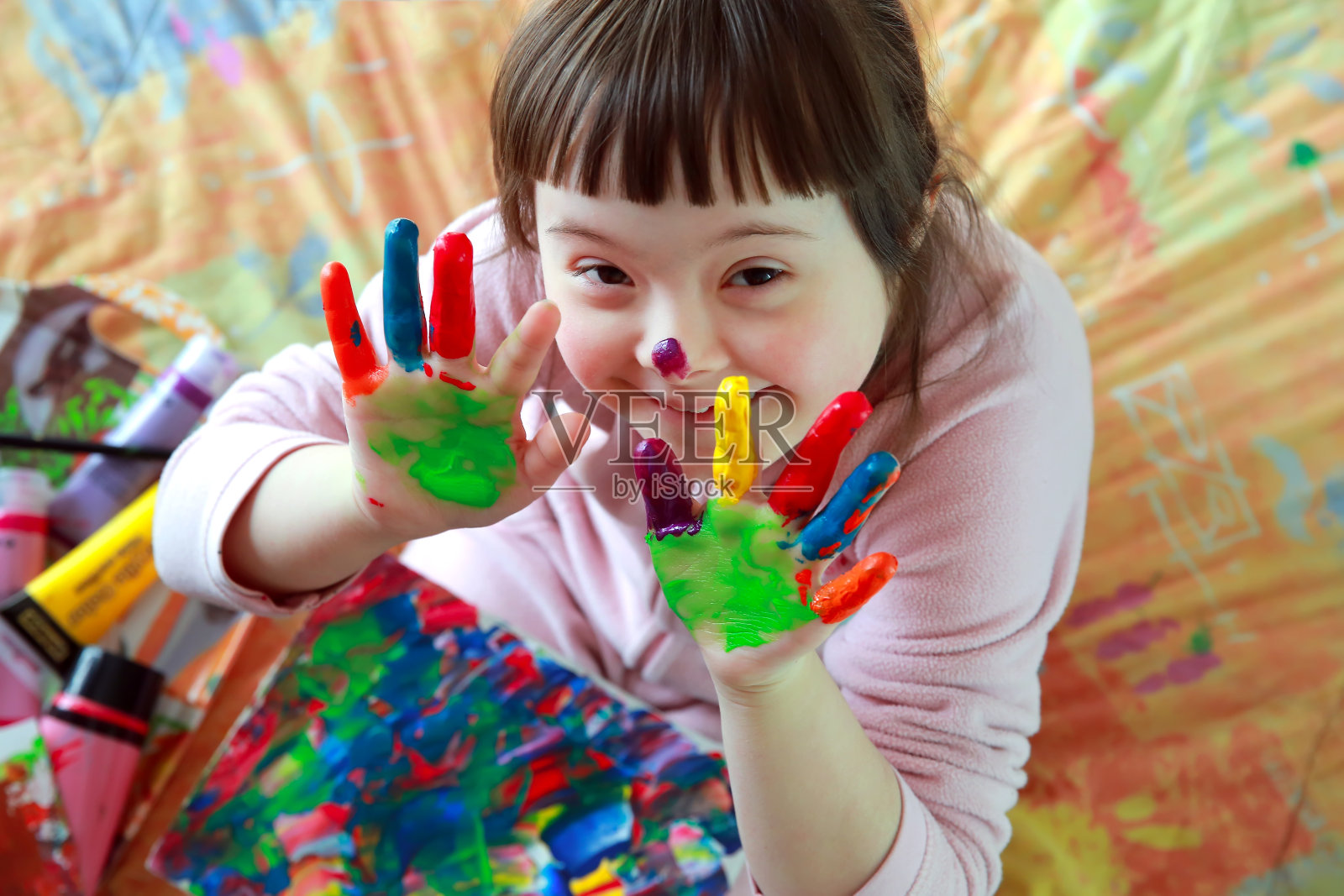 一个双手涂着颜料的小女孩照片摄影图片