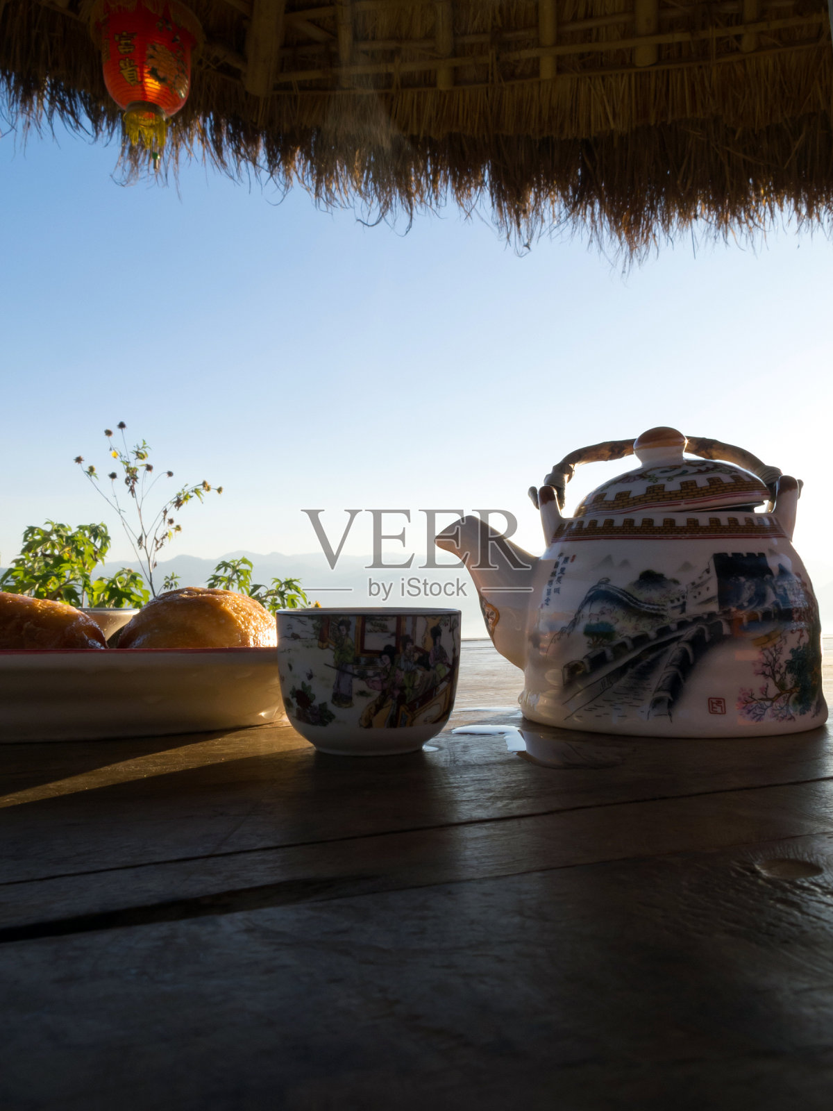 自然背景的中国茶具。照片摄影图片