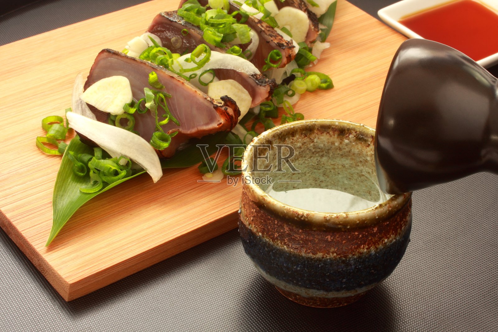 清酒和微烤鲣鱼生鱼片，日本料理照片摄影图片