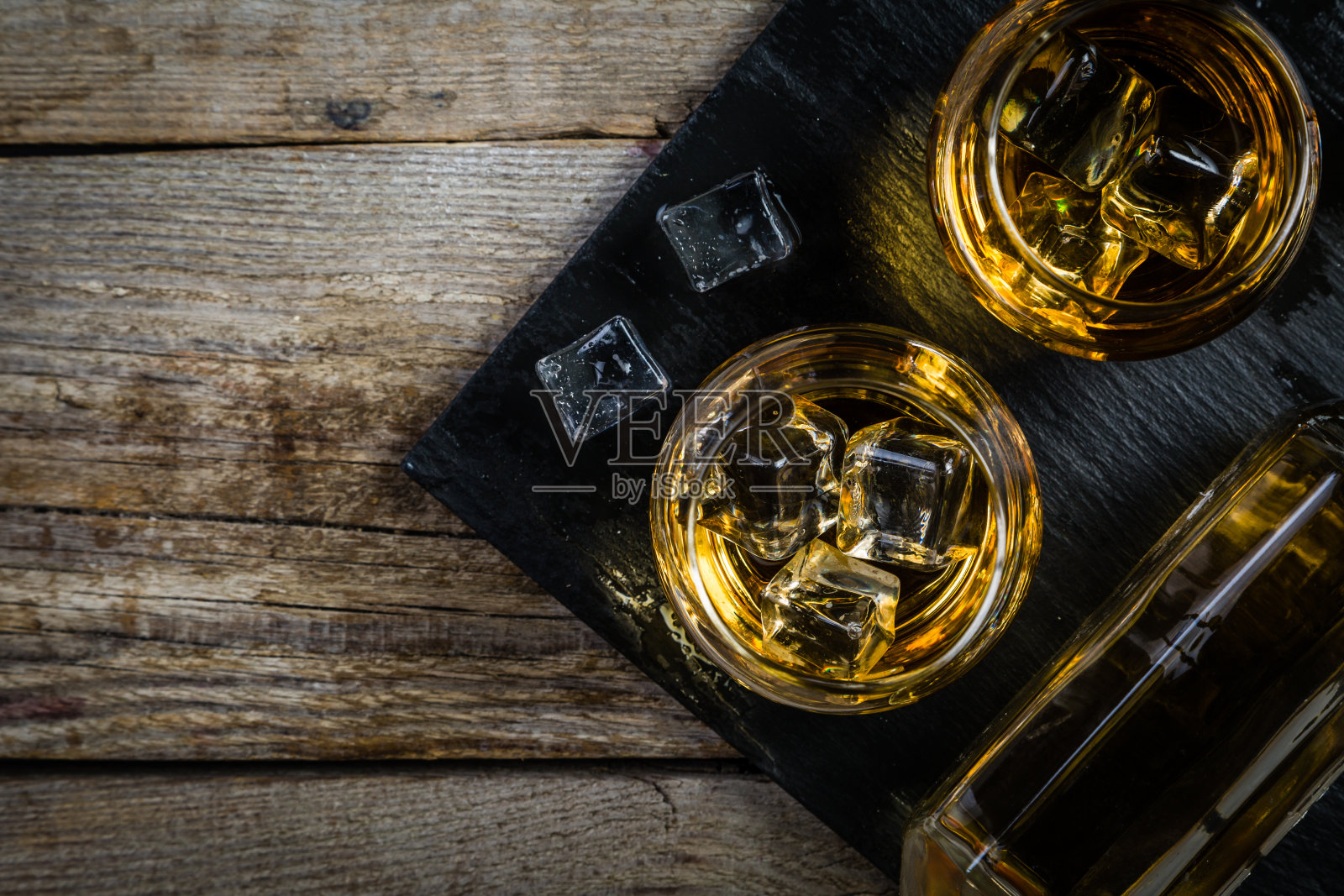 玻璃杯中加冰的威士忌照片摄影图片