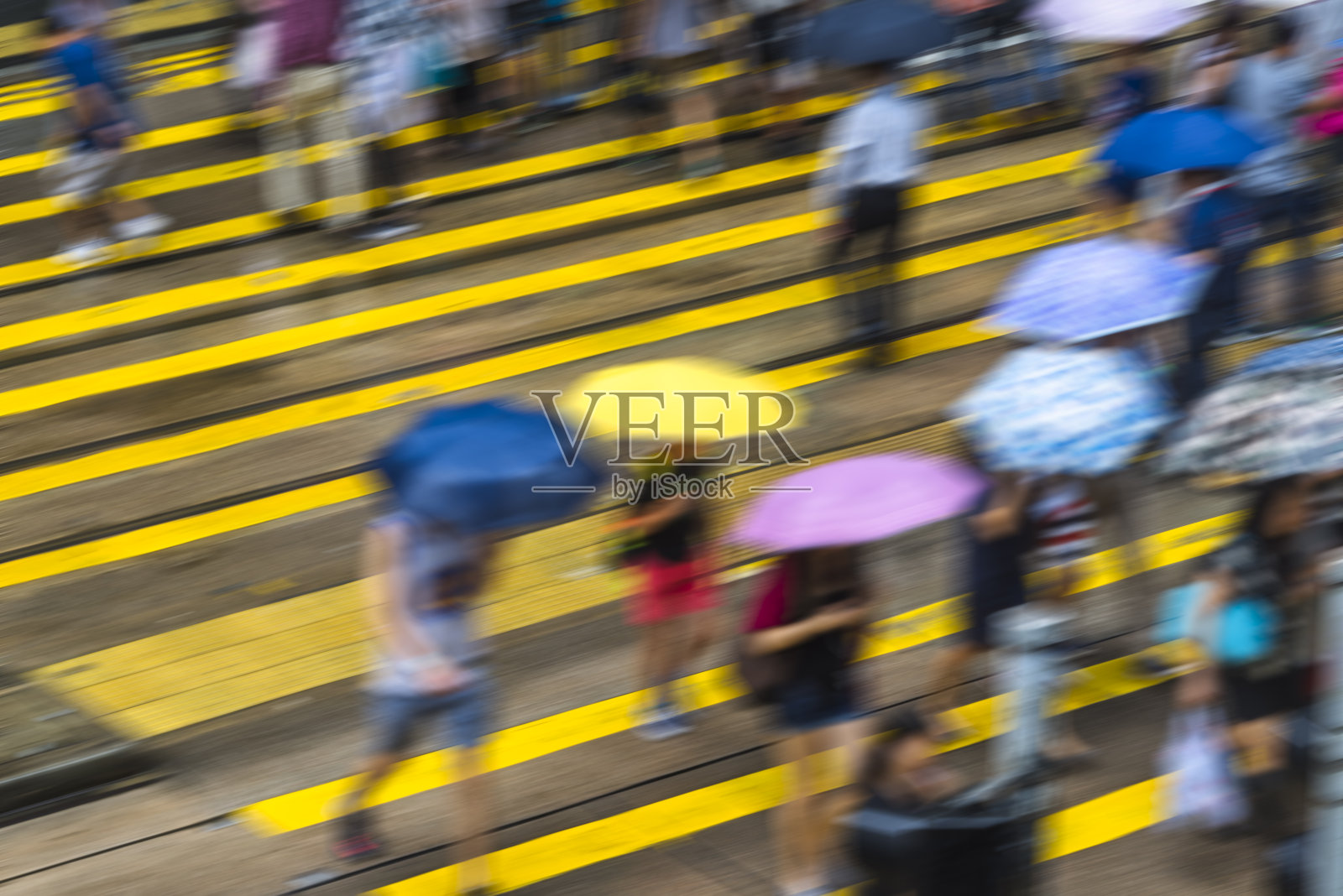 繁忙的城市人在斑马线过马路，香港照片摄影图片