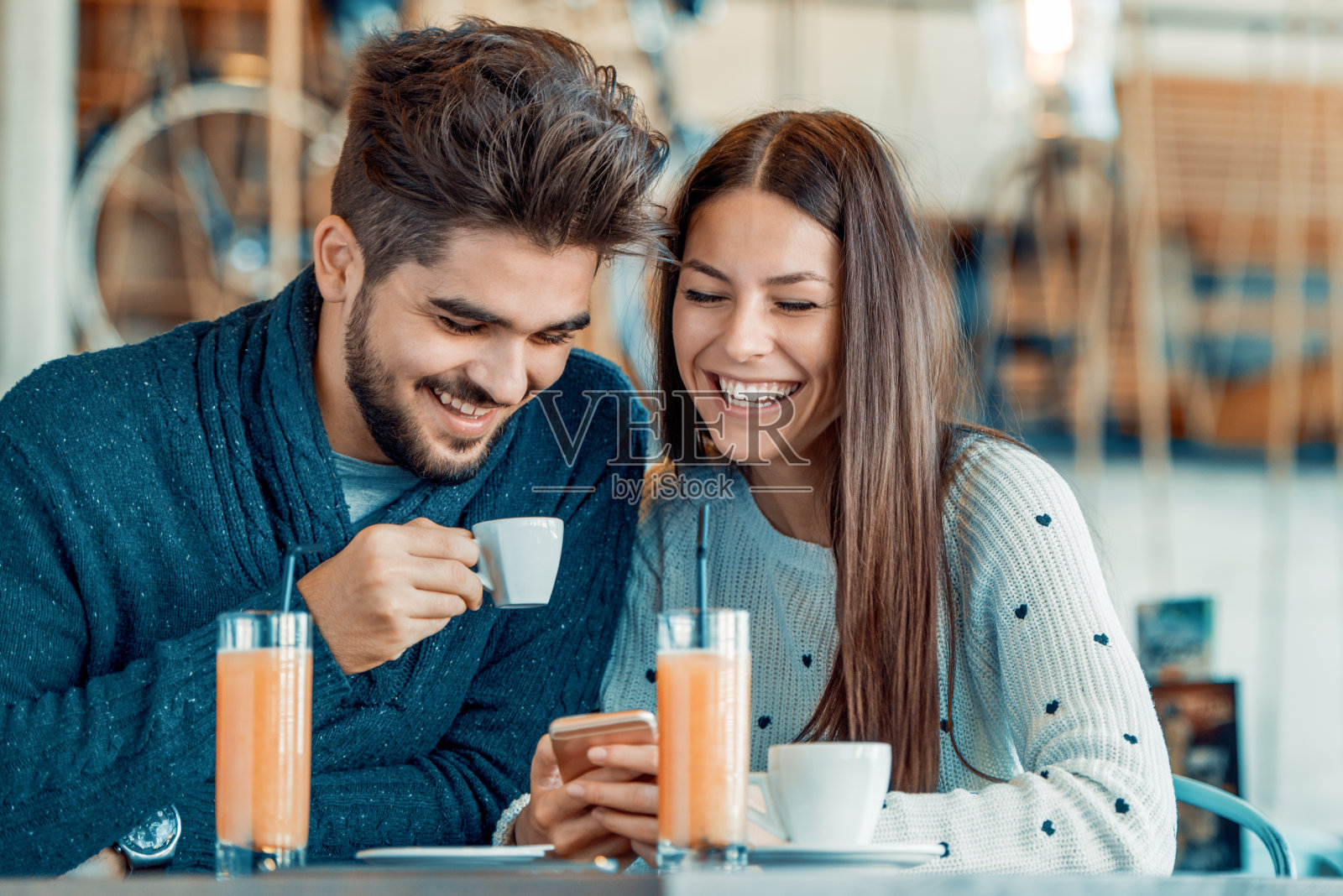 浪漫的情侣在咖啡馆休息照片摄影图片