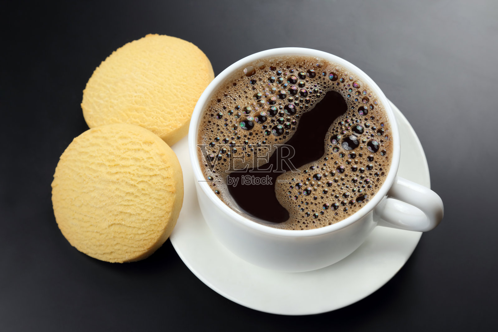 一杯黑咖啡和饼干在黑暗的背景照片摄影图片