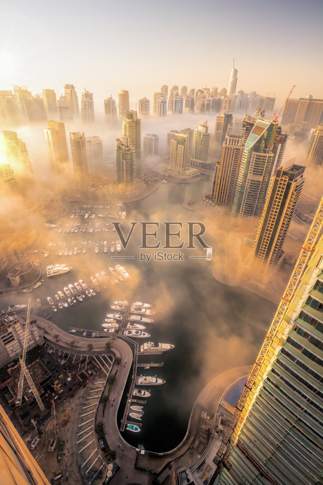阿拉伯联合酋长国迪拜的迪拜码头被清晨的大雾所覆盖照片摄影图片