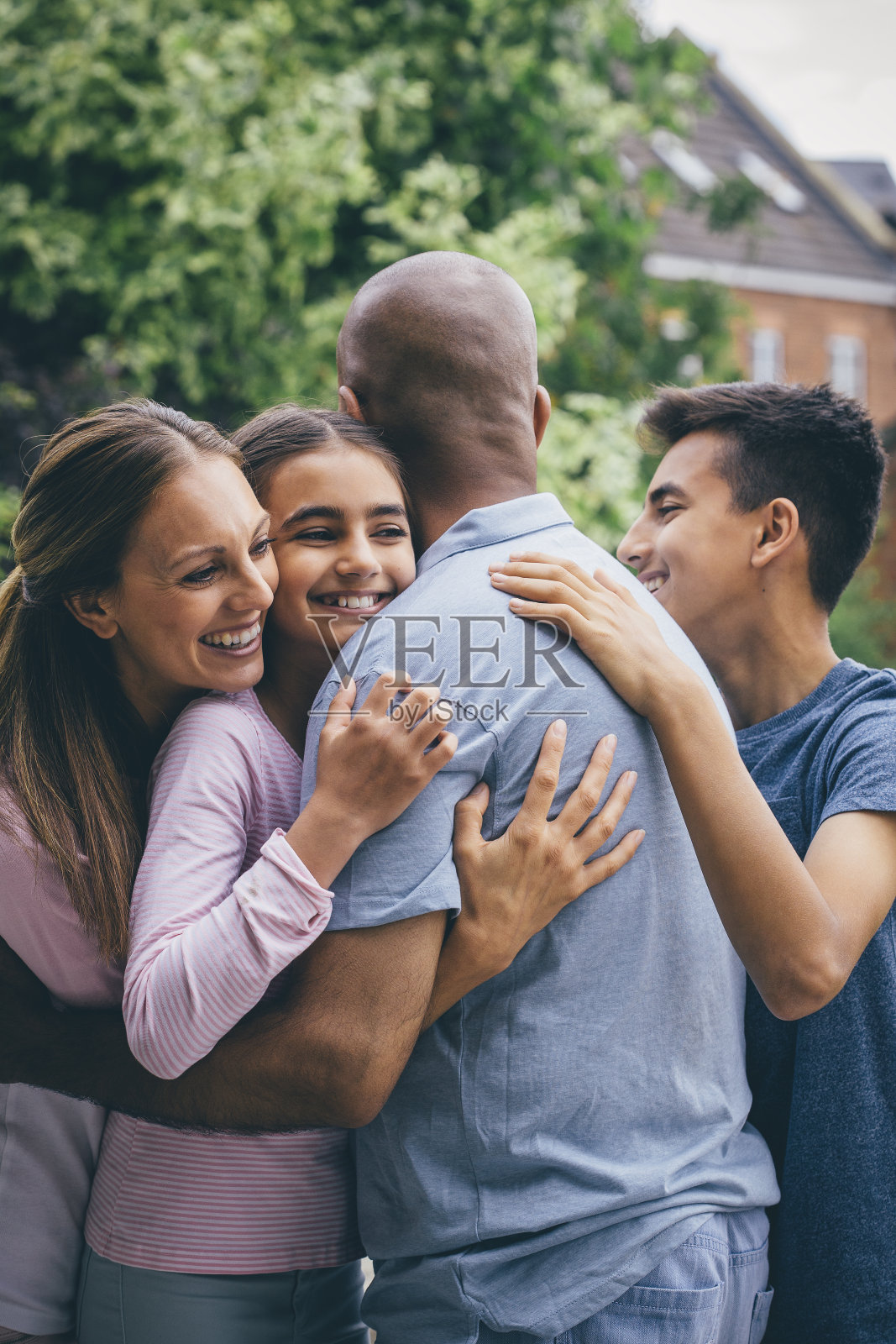 家庭拥抱在户外照片摄影图片