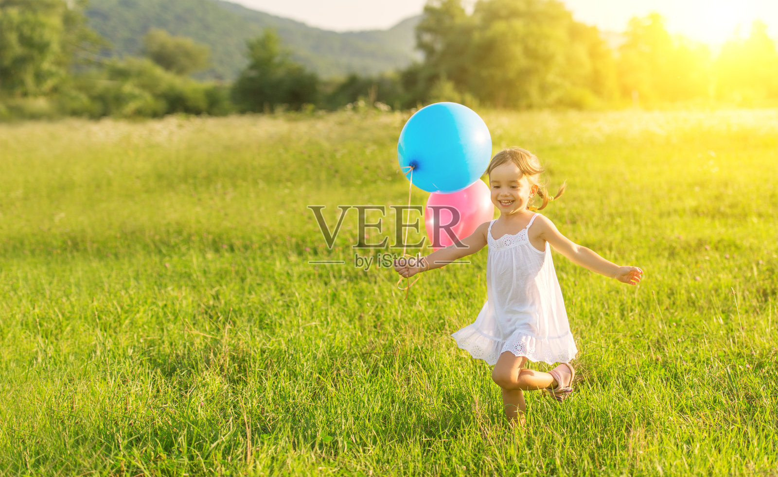 快乐快乐的女孩玩气球玩得很开心照片摄影图片