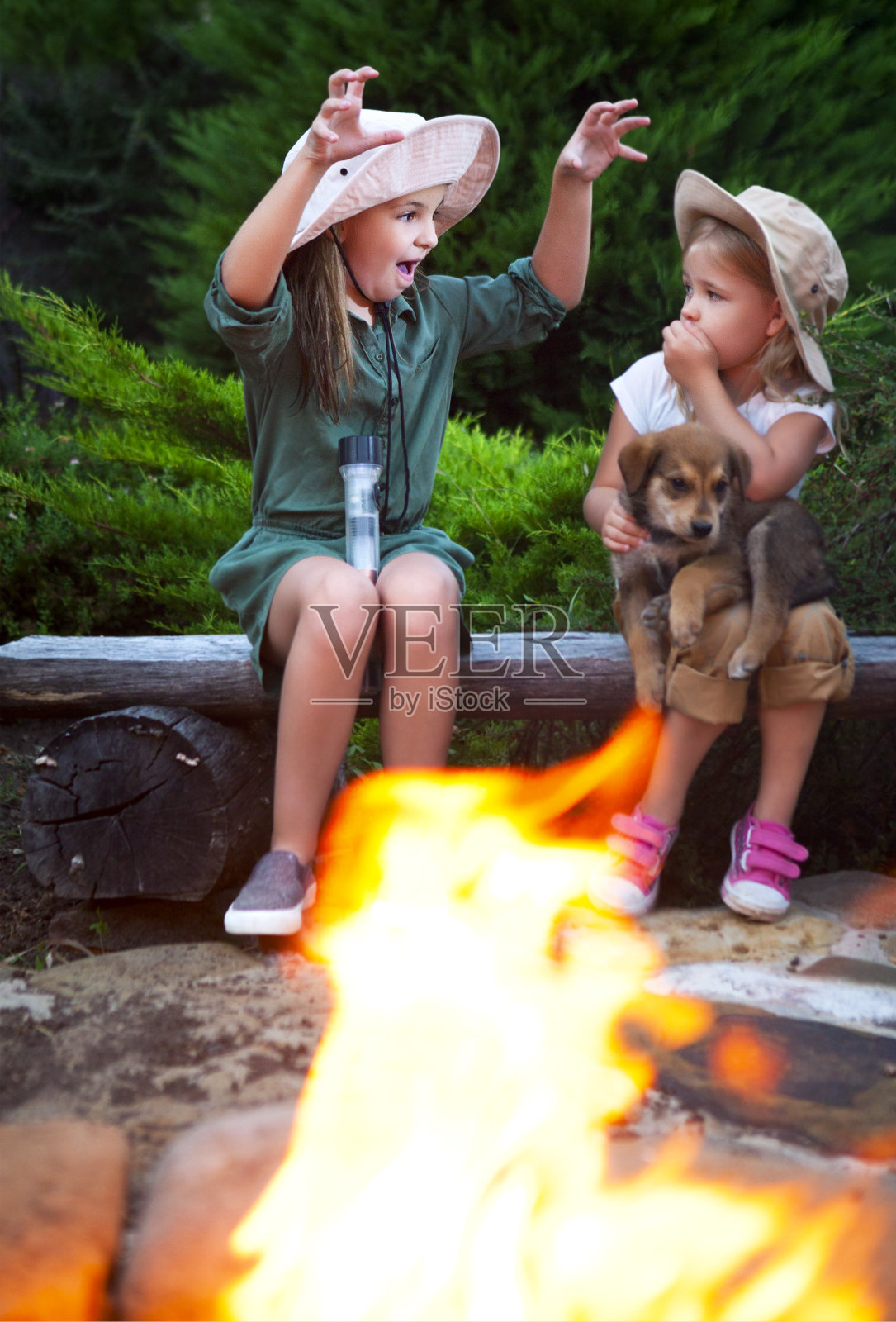 两姐妹在篝火旁讲故事照片摄影图片