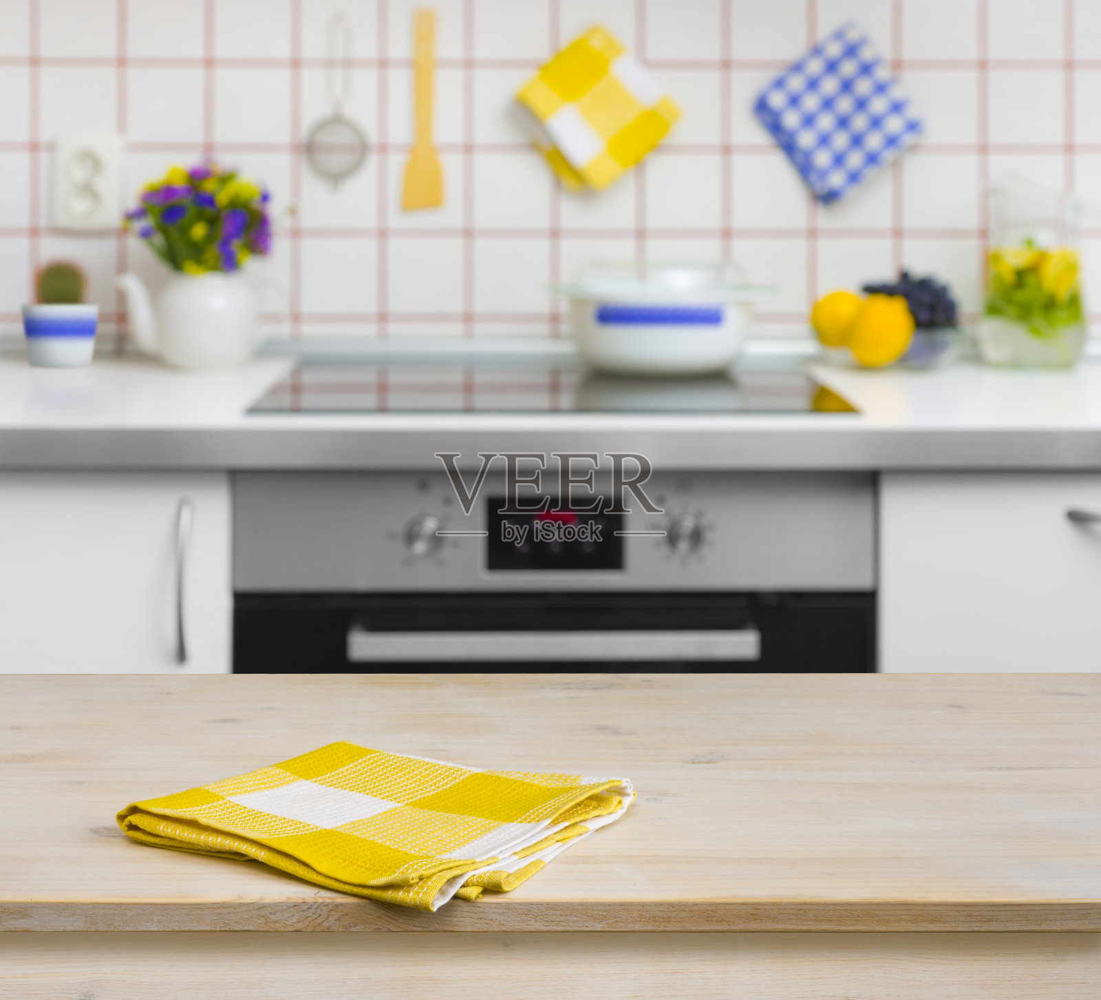 厨房背景上有黄色餐巾的木桌照片摄影图片