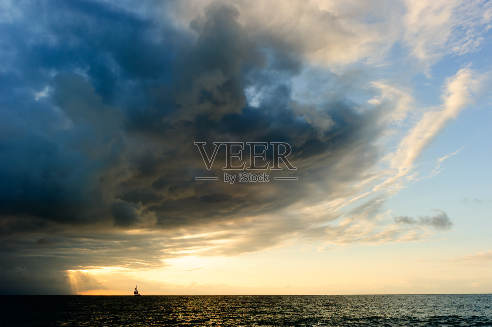 海洋日落帆船风暴照片摄影图片