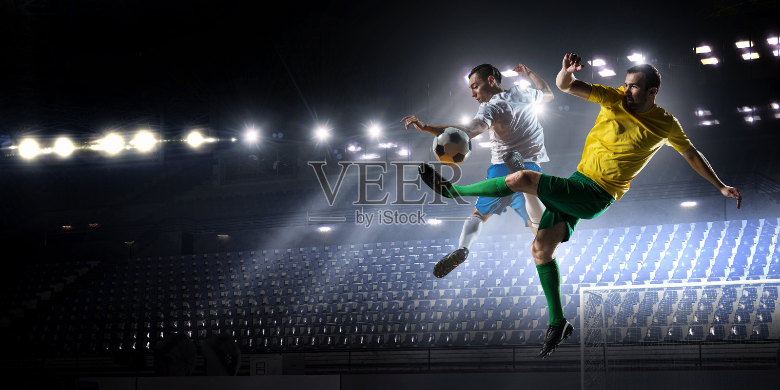足球运动员争抢球。多媒体的使用照片摄影图片