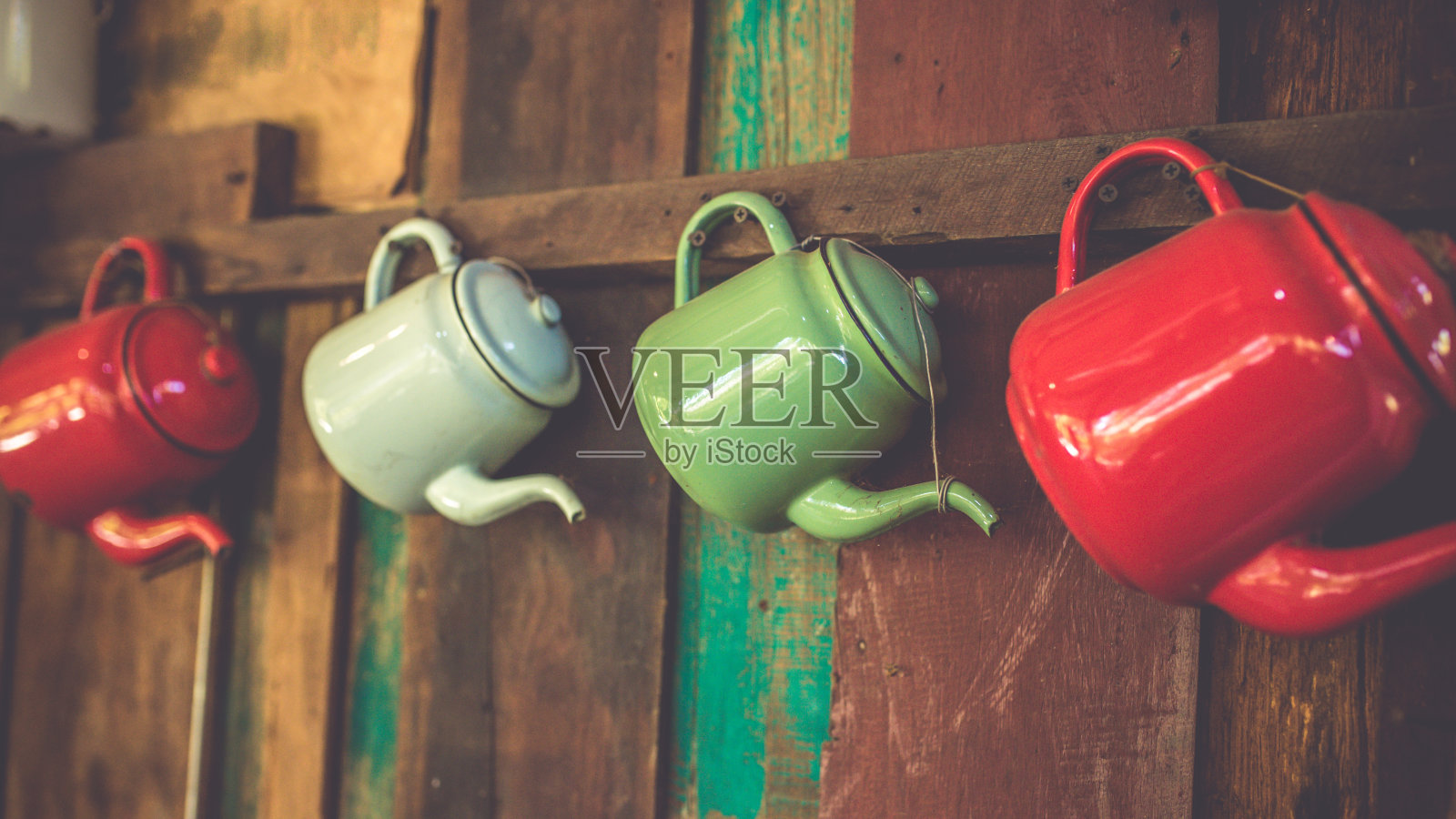 锌彩色茶壶照片摄影图片