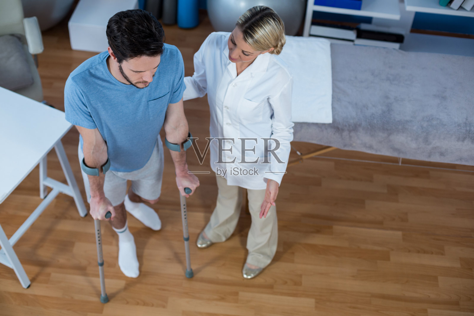 帮助病人用拐杖走路的物理治疗师照片摄影图片