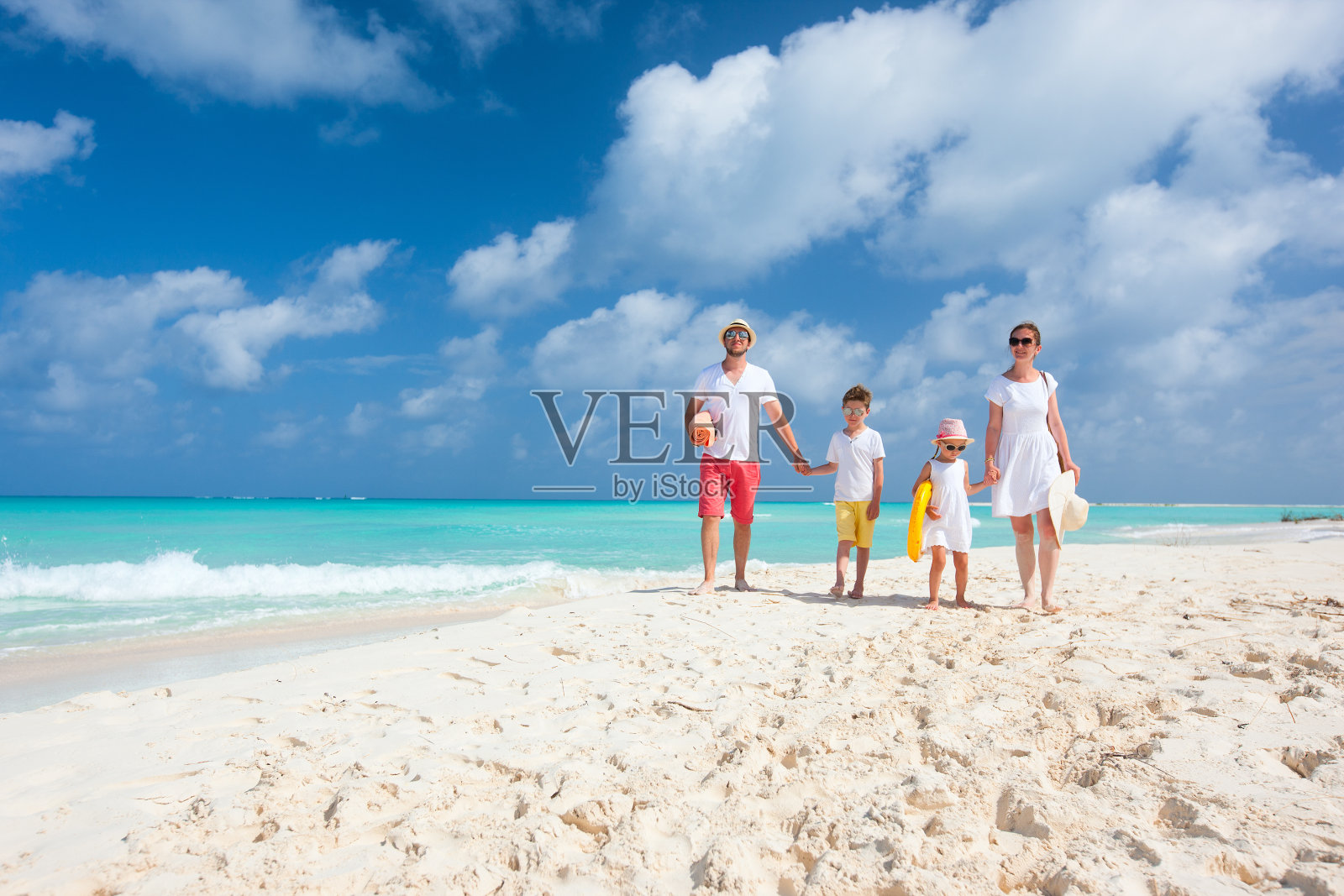一家人在热带海滩度假照片摄影图片