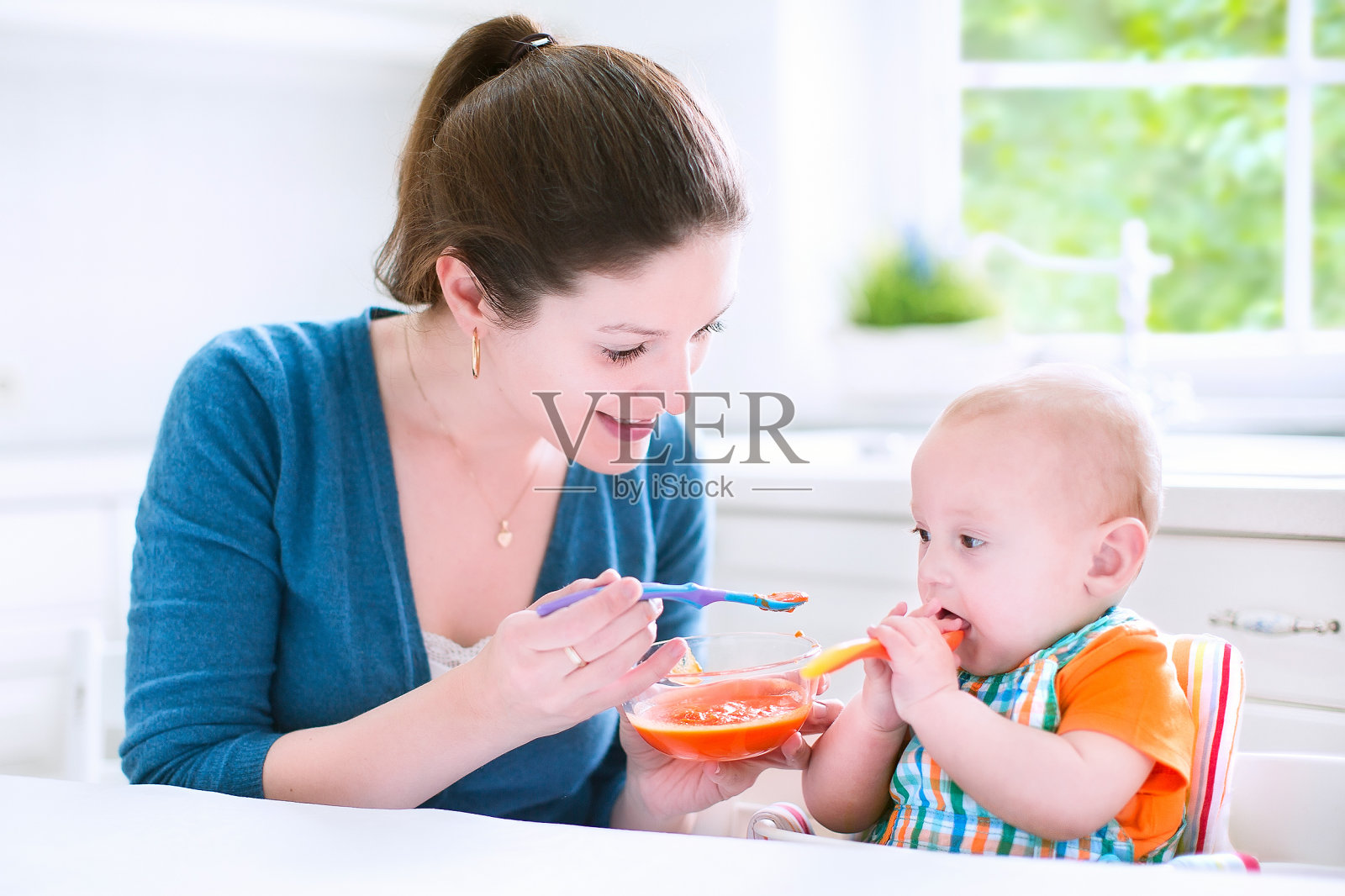 第一次吃固体食物的小男孩照片摄影图片