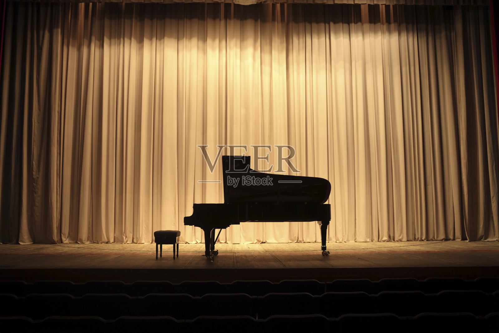 放置在舞台中央的是三角钢琴照片摄影图片