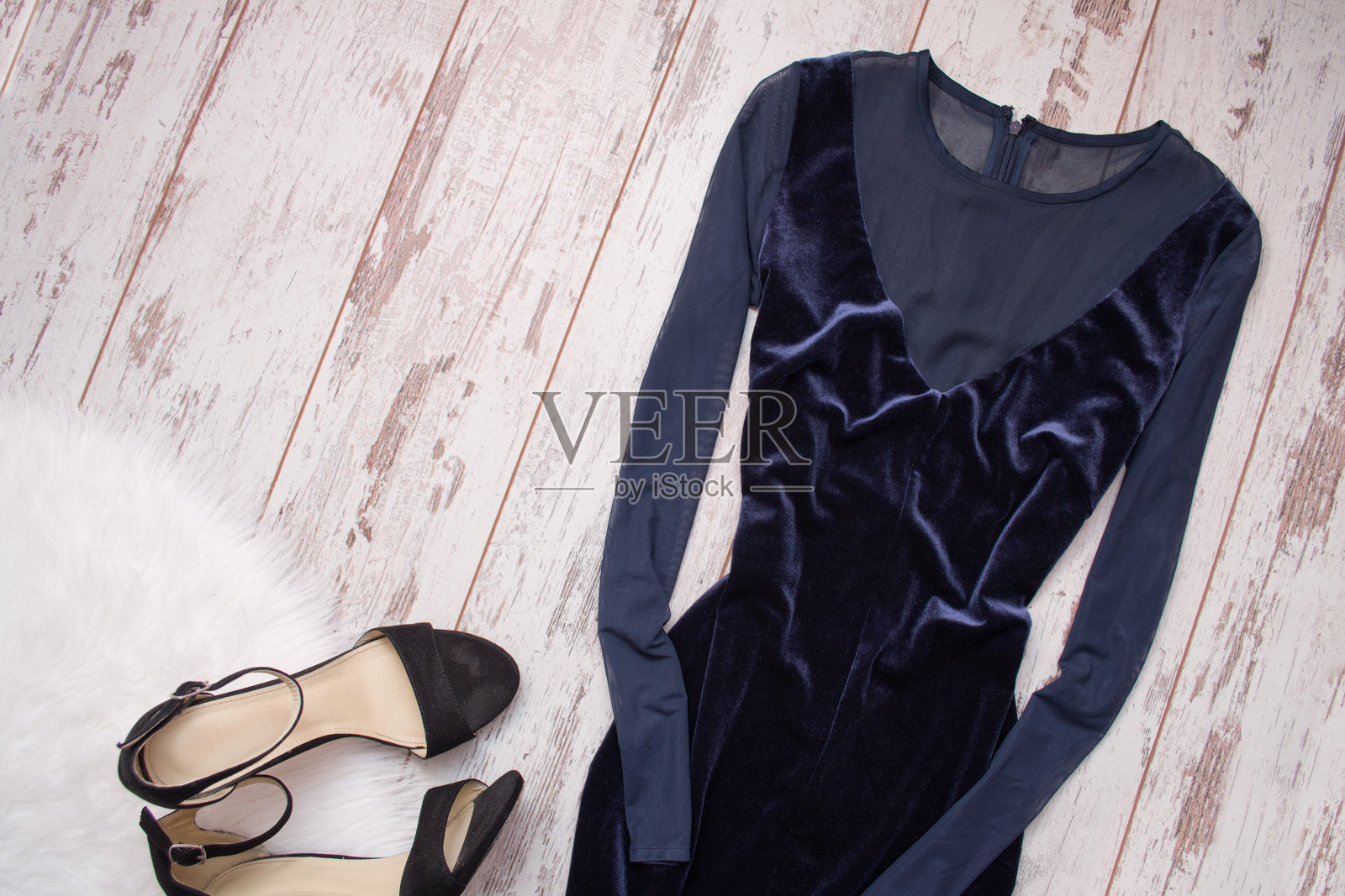 蓝色丝绒晚礼服配雪纺，黑色鞋子木质背景，文字空间。时尚的概念。俯视图照片摄影图片