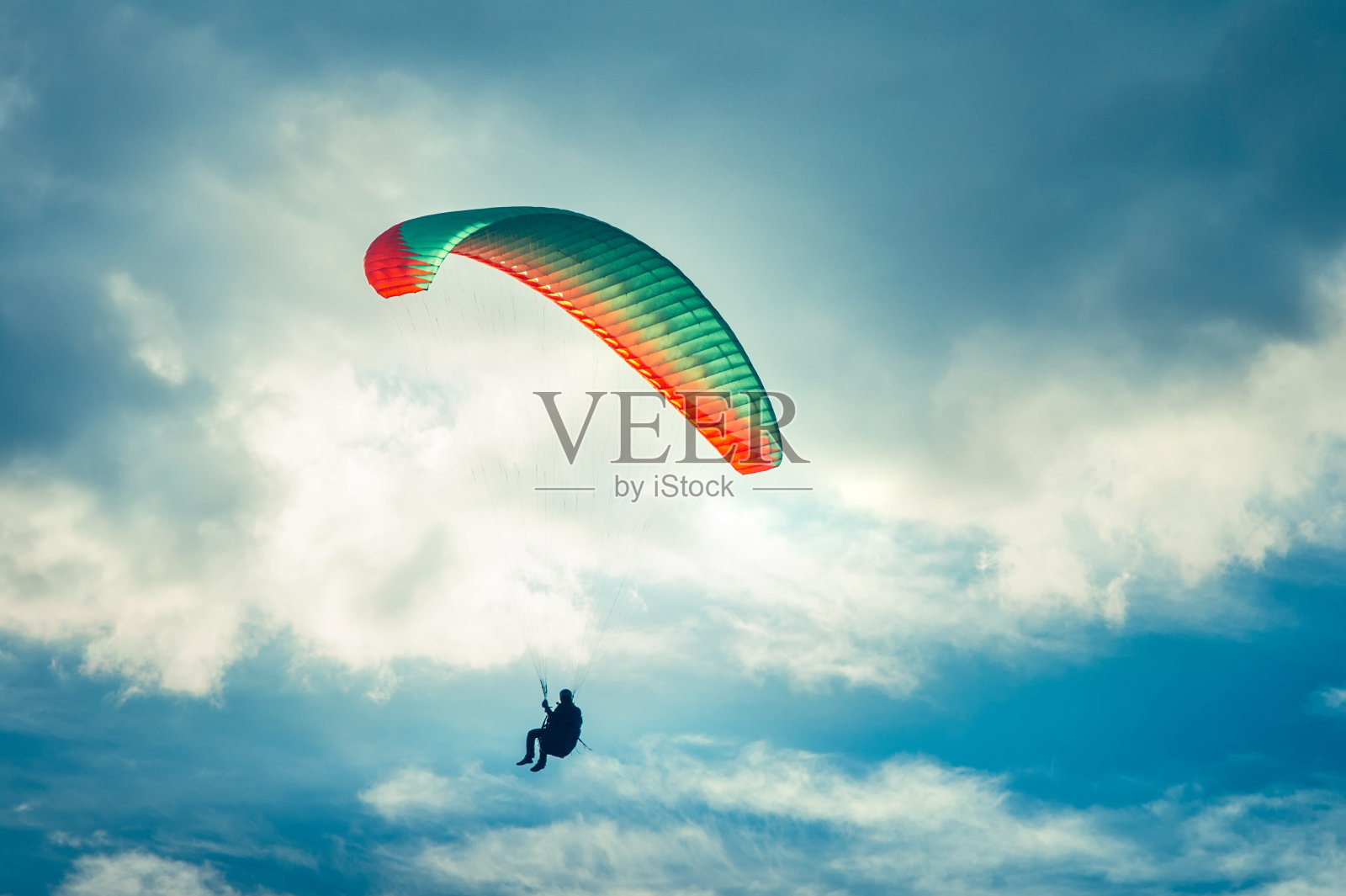 极限滑翔伞运动与蓝天和云彩的背景照片摄影图片