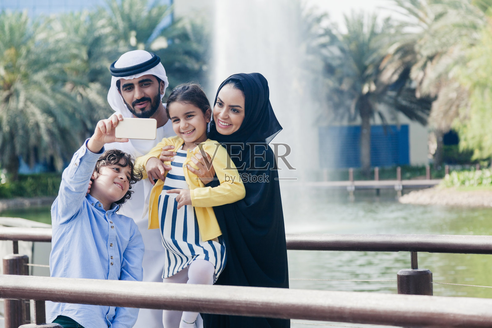 中东家庭在拍照照片摄影图片