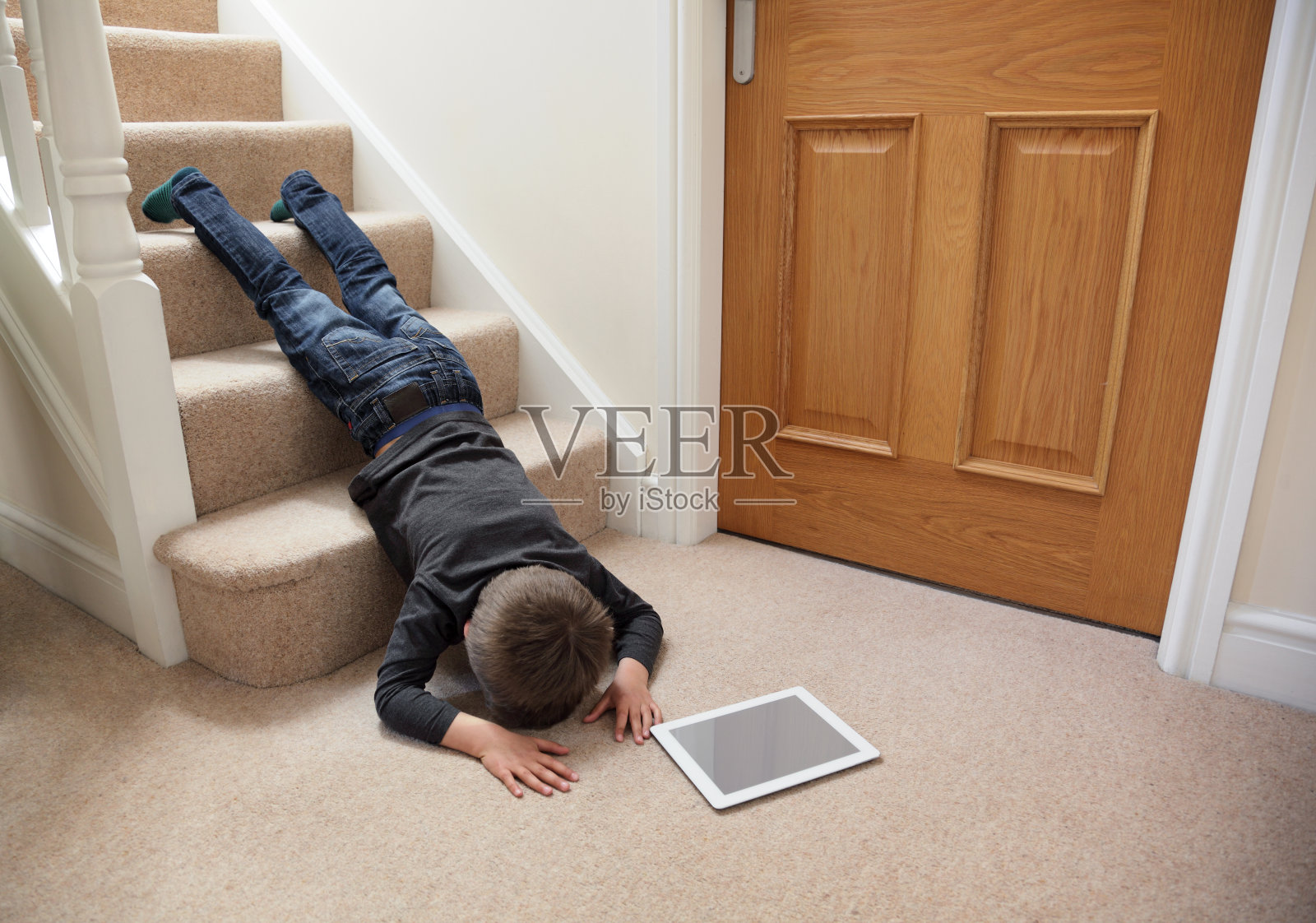 孩子从楼梯上摔下来照片摄影图片