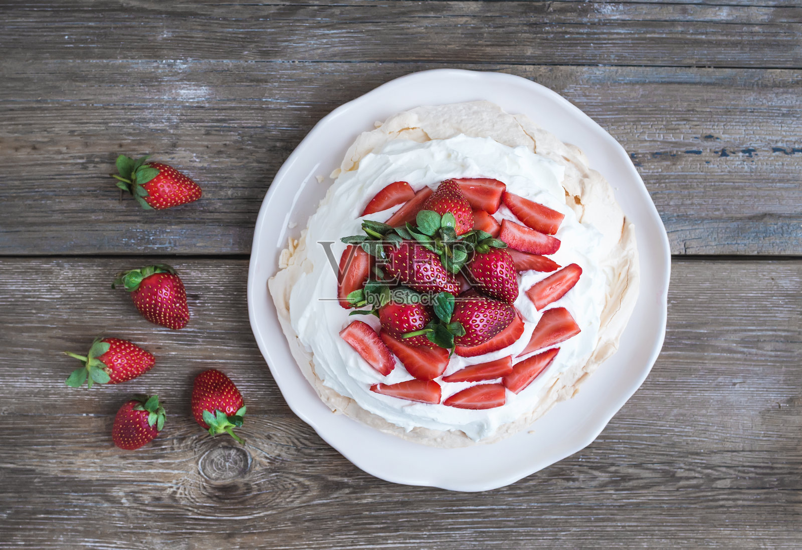 新鲜草莓和鲜奶油搭配的乡村Pavlova蛋糕照片摄影图片