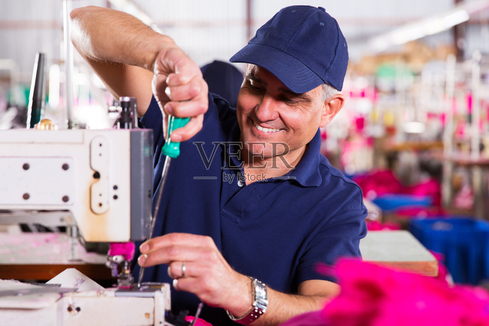 工业缝纫机维修高级技工照片摄影图片