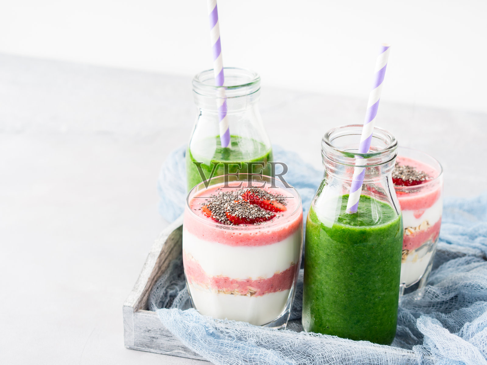 健康食品概念，绿色奶昔，酸奶，水果，奇亚早餐照片摄影图片