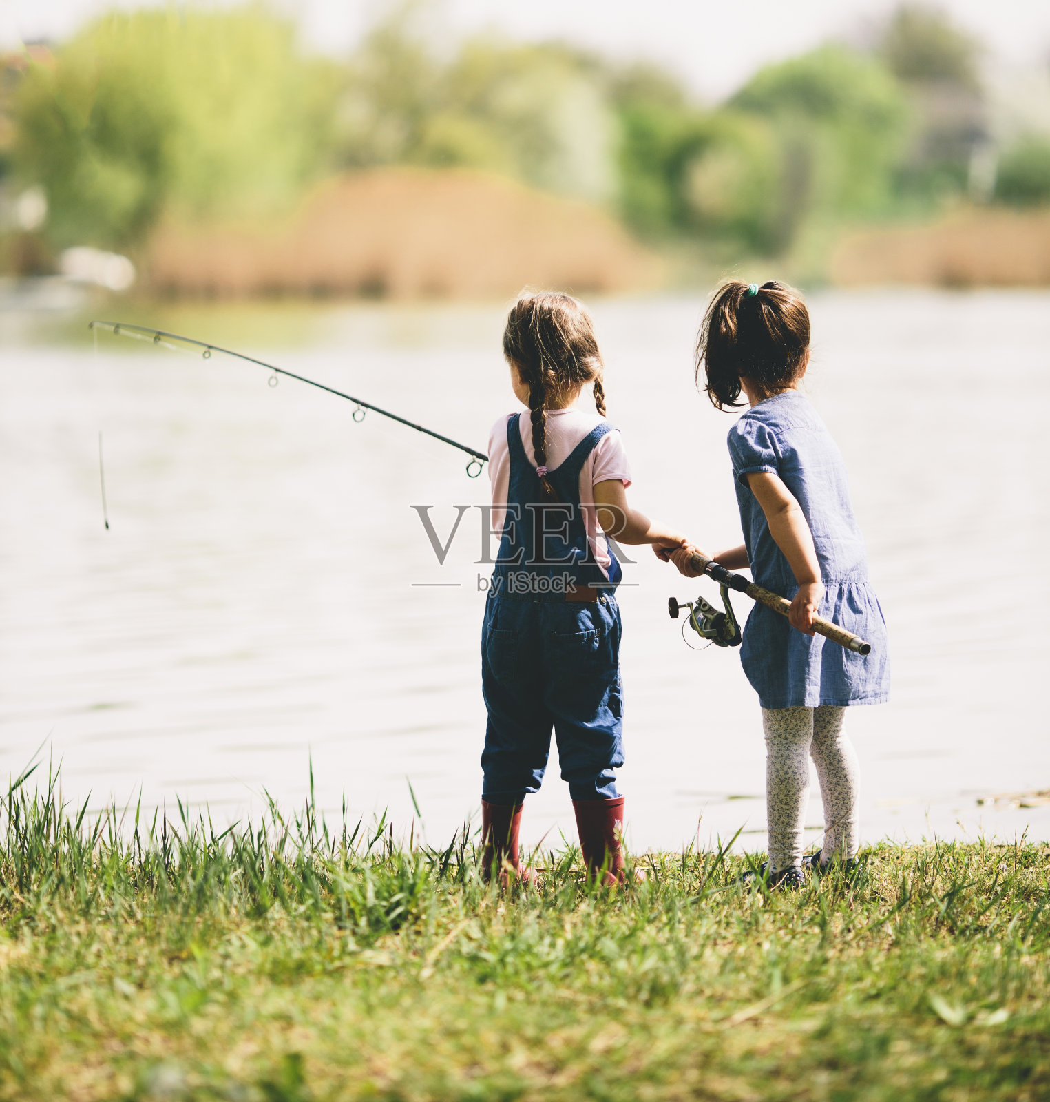 两个小女孩钓鱼照片摄影图片