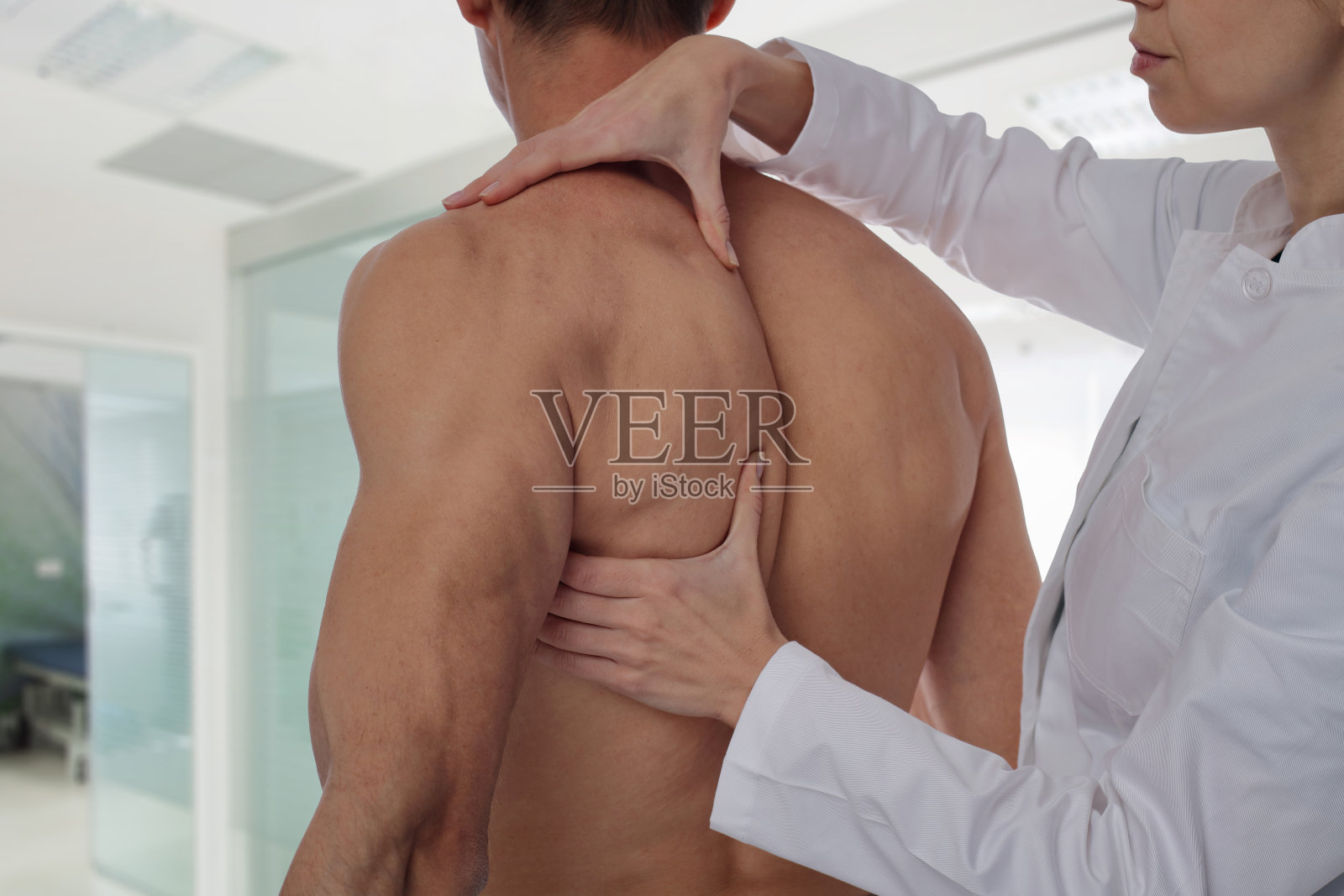 捏脊、整骨、手疗、穴位按摩。理疗师在男人背上做治疗。替代药物，止痛概念。背部损伤后的康复，物理治疗。照片摄影图片