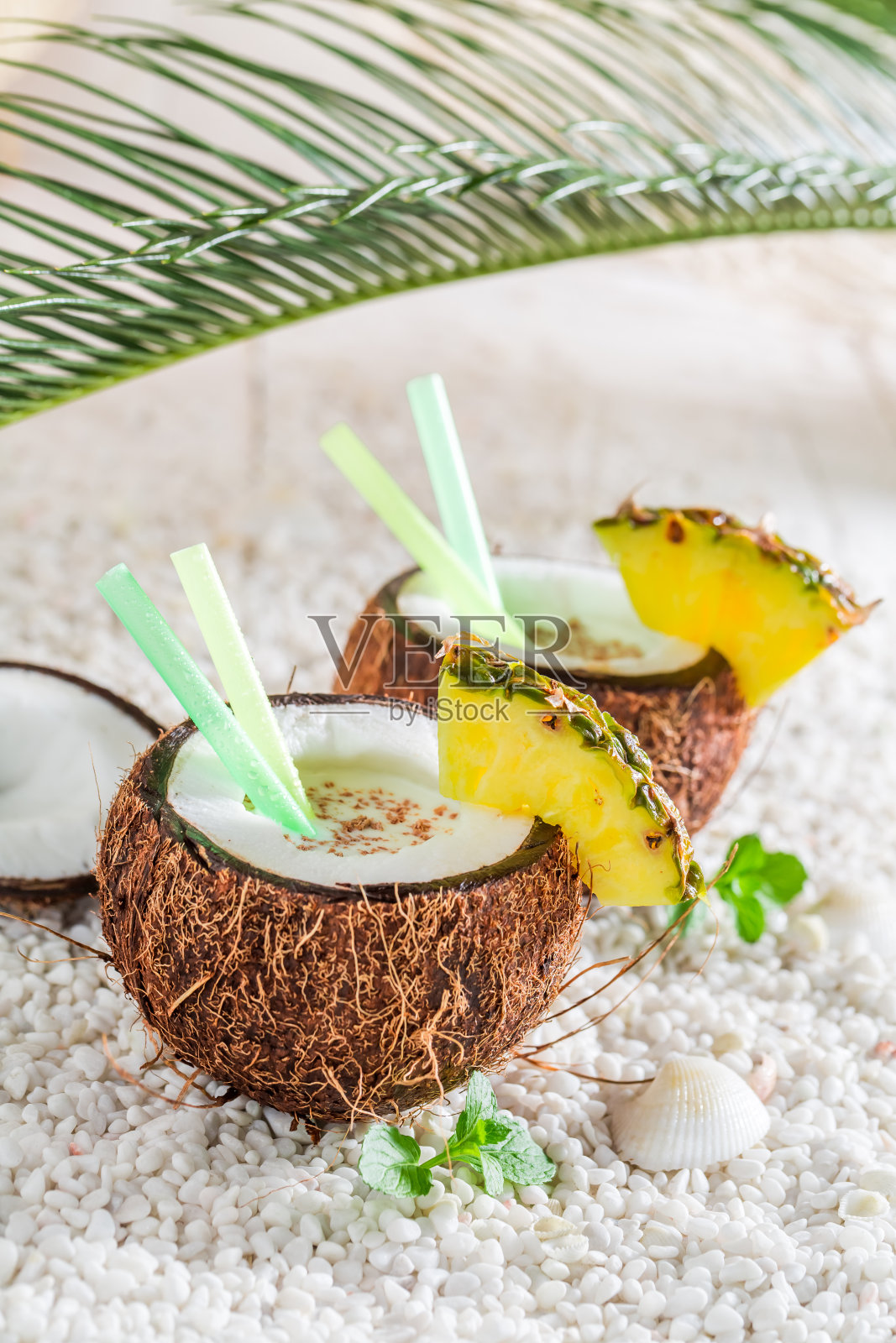 新鲜的椰汁菠萝和薄荷叶照片摄影图片