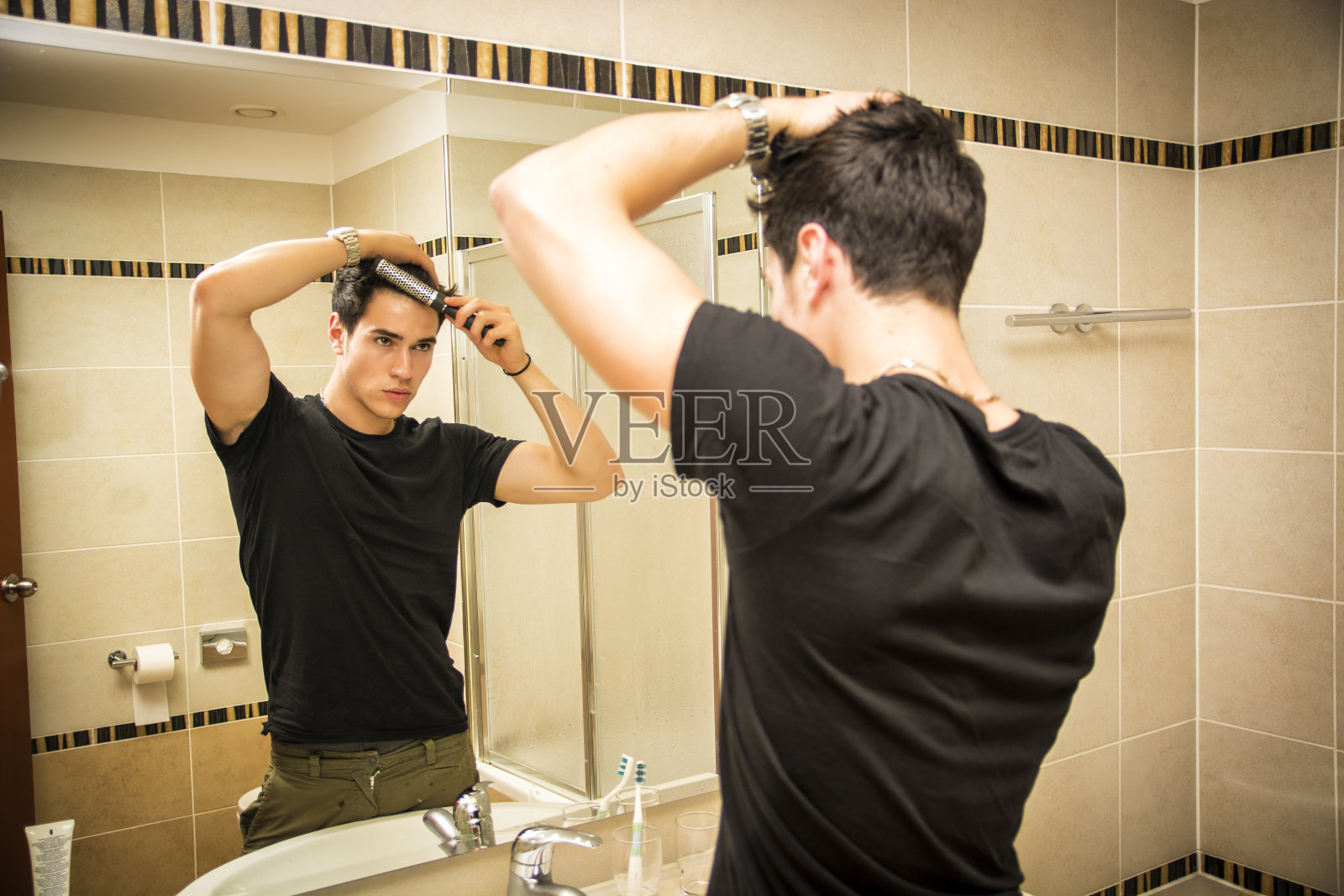 镜中男人梳头的倒影照片摄影图片