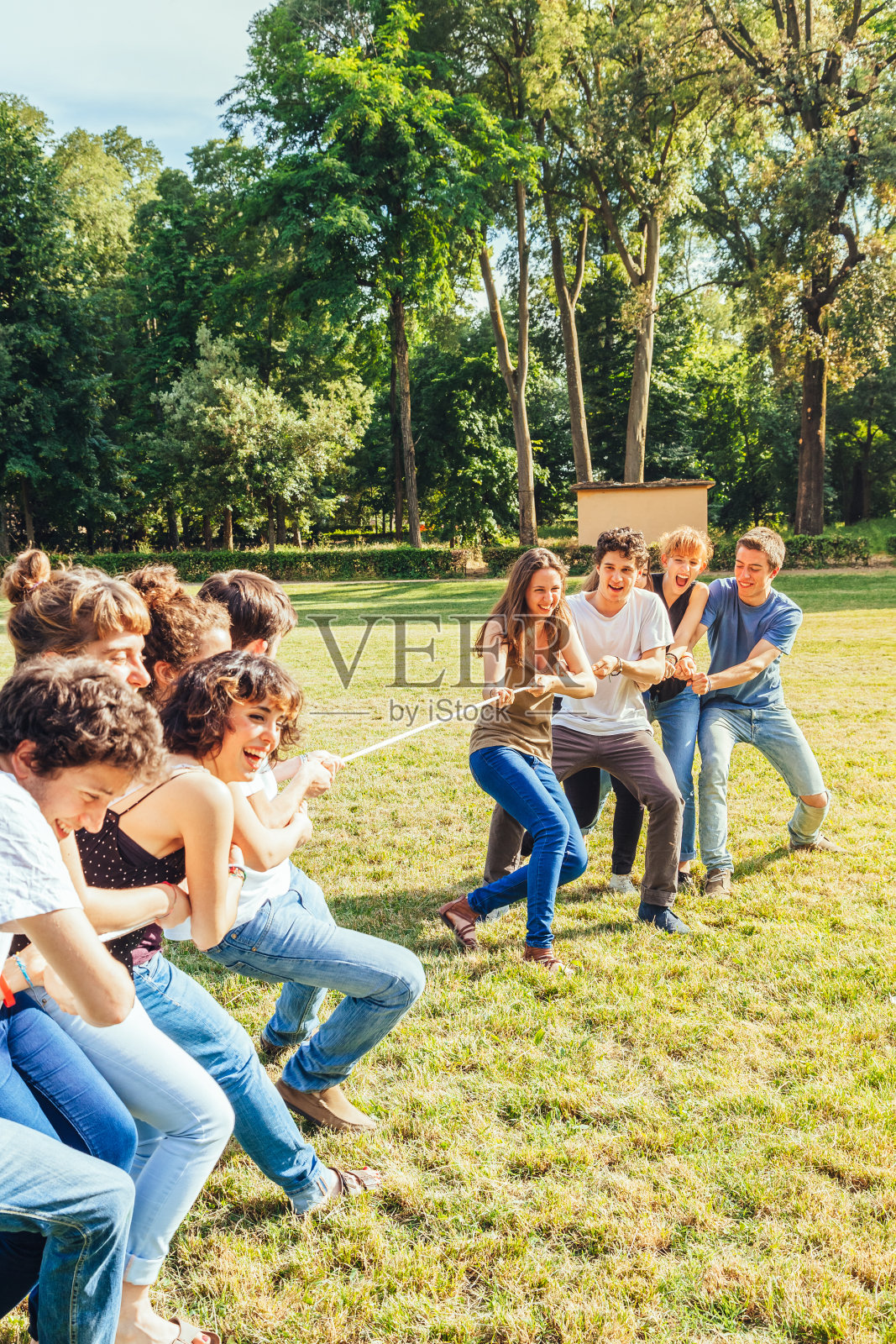 一群朋友在公园里玩拉绳照片摄影图片